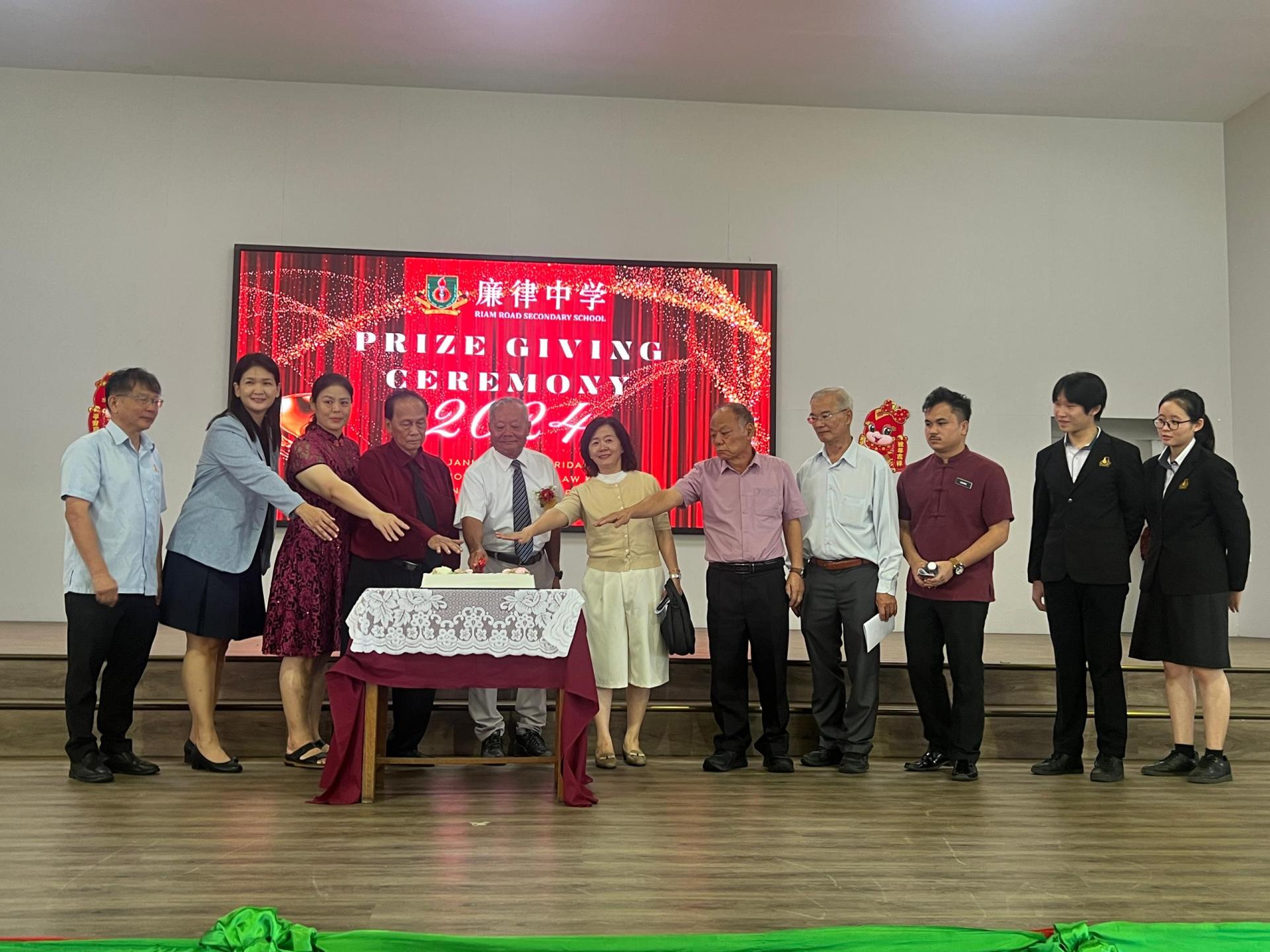 廉律中学董事进行切蛋糕仪式。左3起为校长江佩娟、副首席执行员刘世聪、联合董事长刘久健。