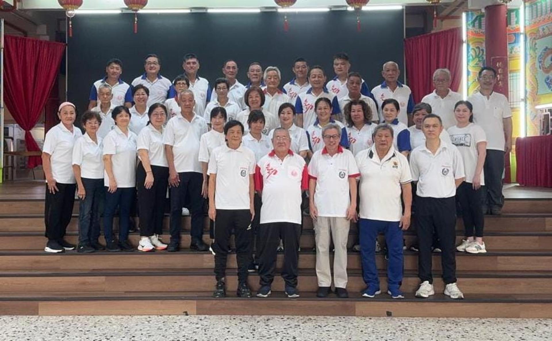 美里与诗巫气功功友，练功前一同合照。