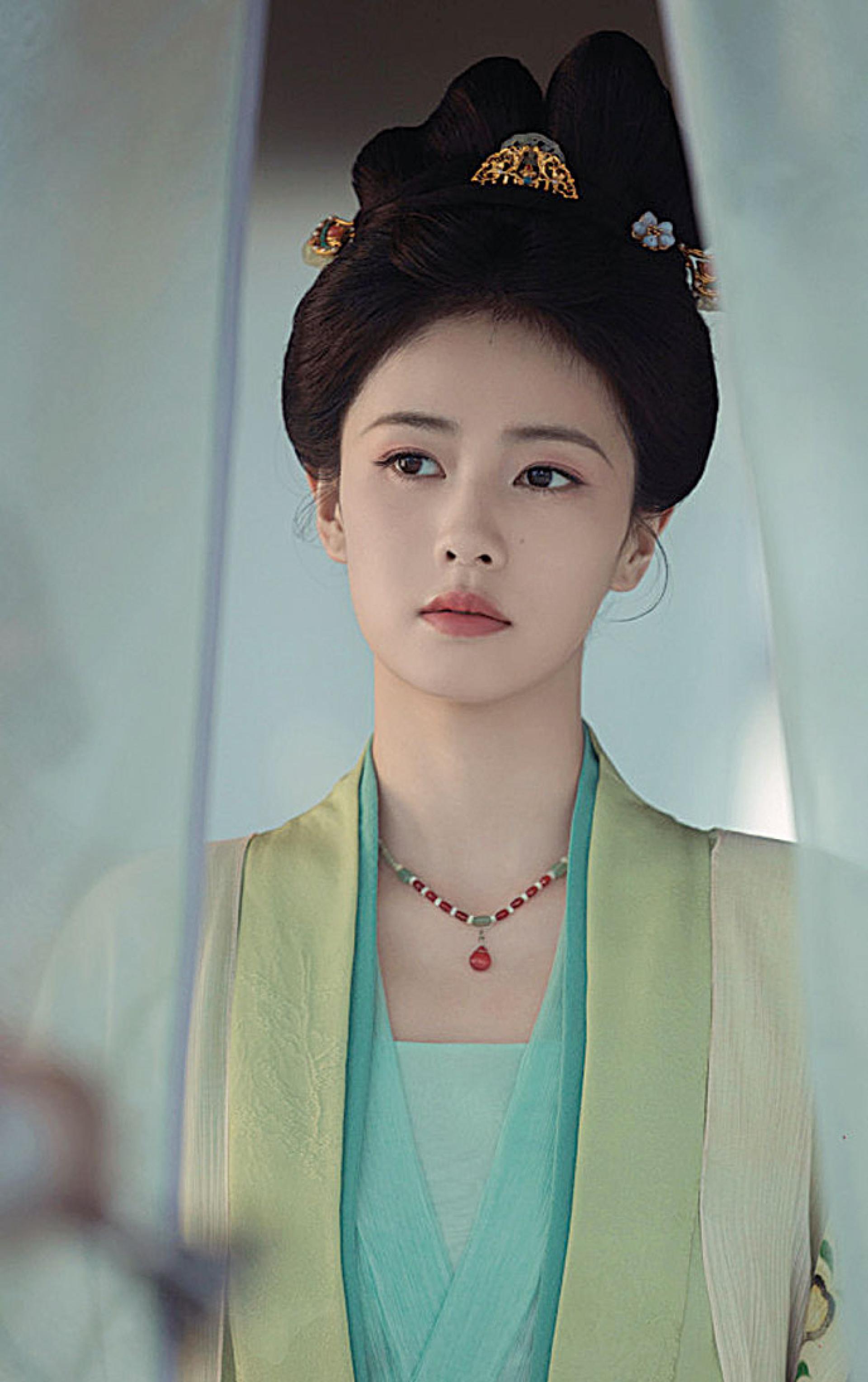 白鹿推出古装作品《莫离》，从开播到近日完结创下高话题。