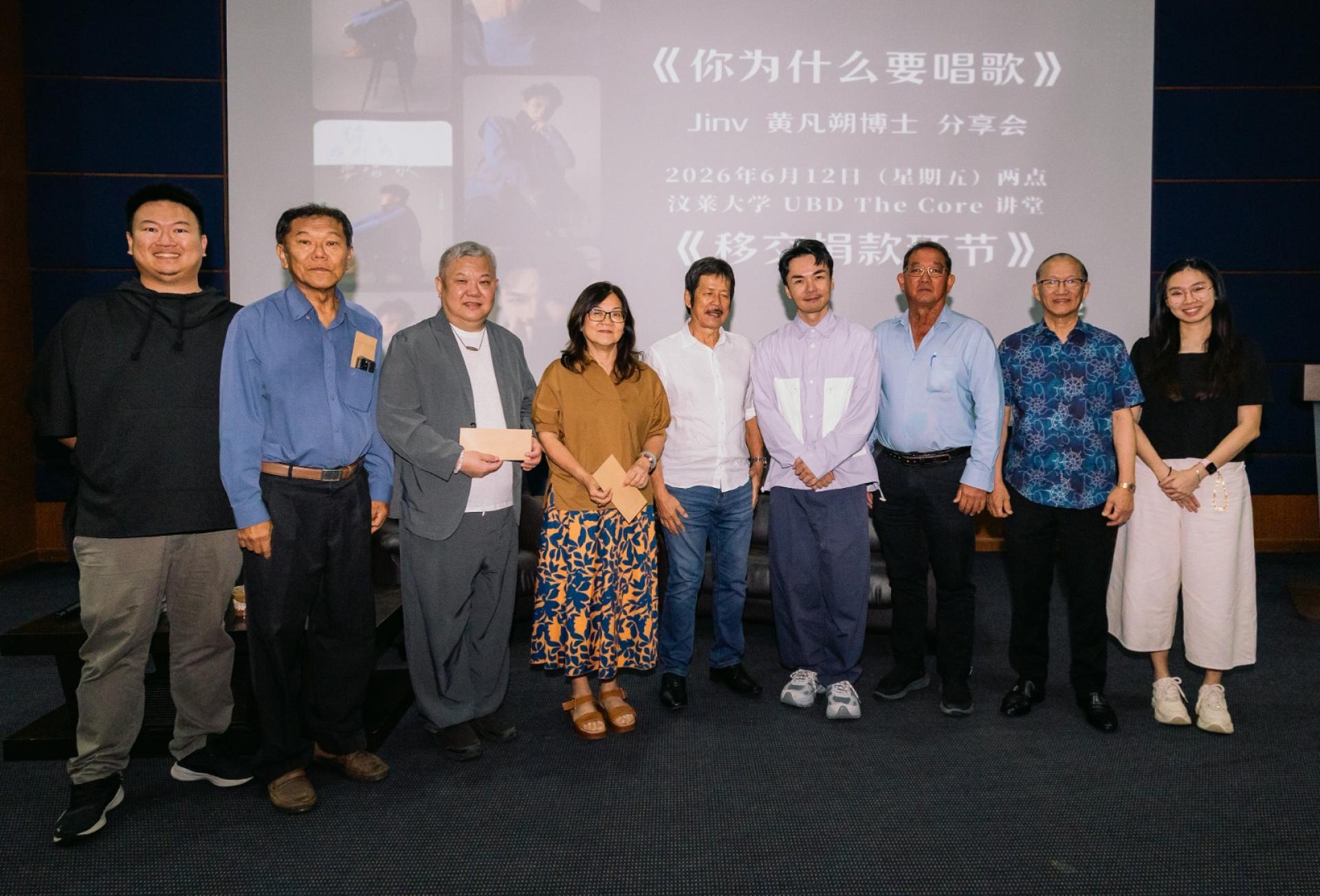 出的校方代表及赞助人许信等（右三）、包平生（右二）、方金星（右五）