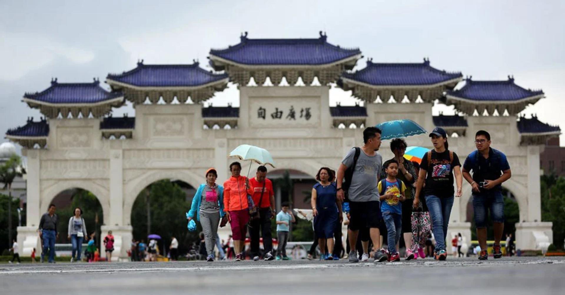 国台办希望台湾当局全面恢复两岸客运直航航点航班，为两岸人员往来和各领域交流创造有利条件。