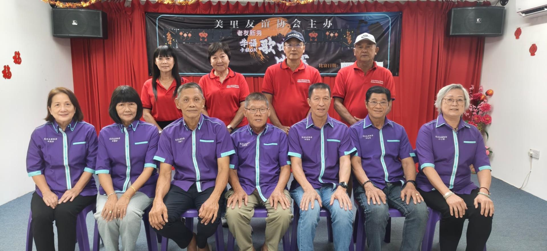 筹备会全体合照。前坐左起为委员柯盈糸、呂赛珍、会长楊振平、筹备会主席黄辉楠、副主席林德海、财政方友英及秘书江小昭。