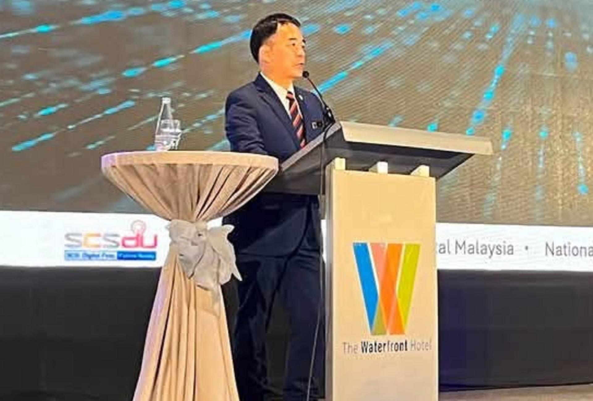 砂副州务秘书拿督许赞麒在台上发言。