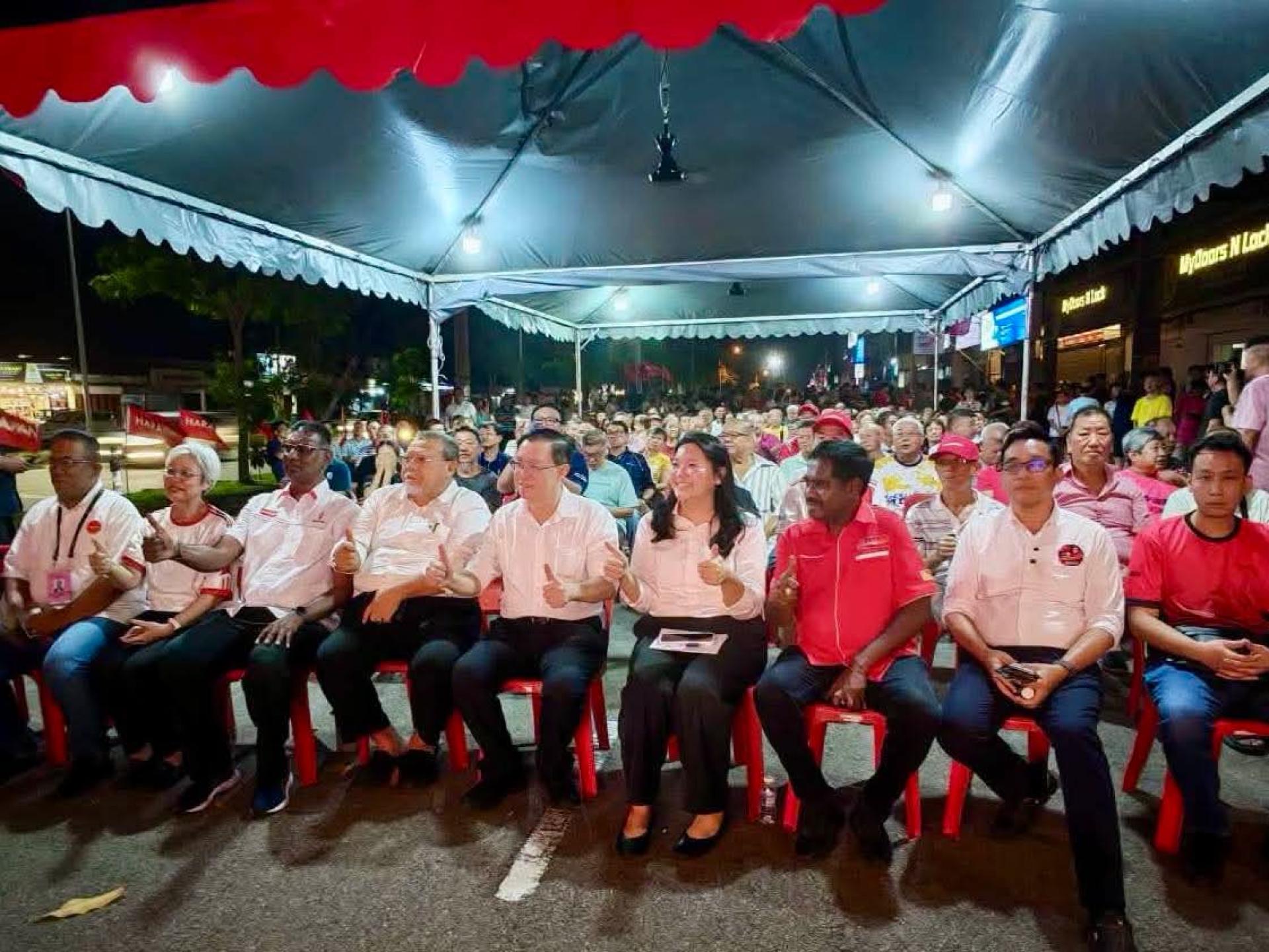 民主行动党峇眼区国会议员林冠英昨晚在峇株巴辖武吉巴西花园，为希盟帆加兰州议席候选人傅睿琳的政治讲座会站台。（林冠英脸书）