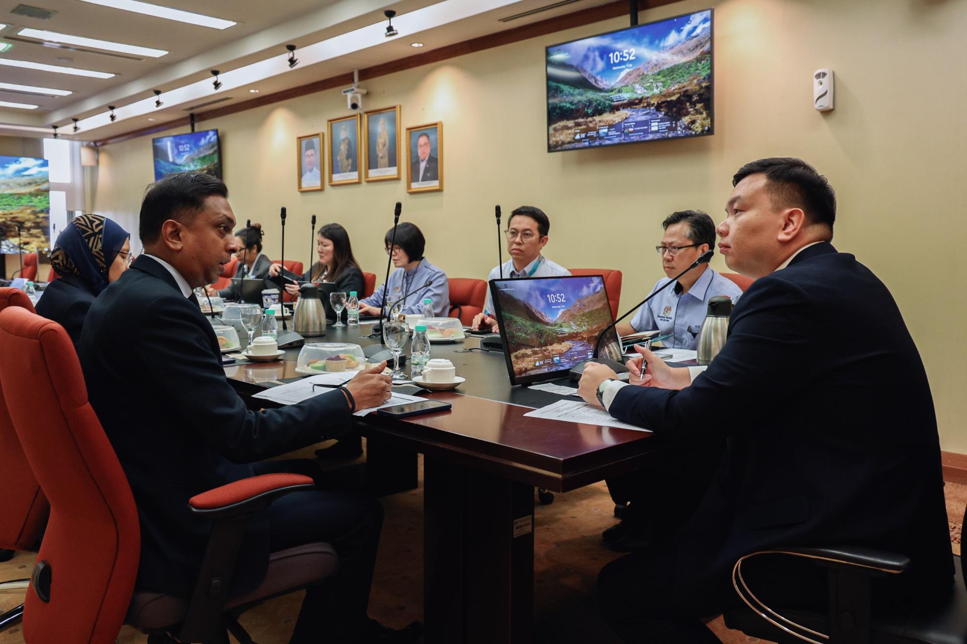 旅游、艺术及文化部副部长兼美里区国会议员赵俊文与马来西亚航空集团（MAG）首席商务官德申尼希·阿雷山德兰（Dersenish Aresandiran）及其团队日前在旅游、艺术及文化部举行会谈，商讨加强航空衔接，以进一步推动我国旅游业发展，并要求增加吉隆坡往返美里的航班班次。