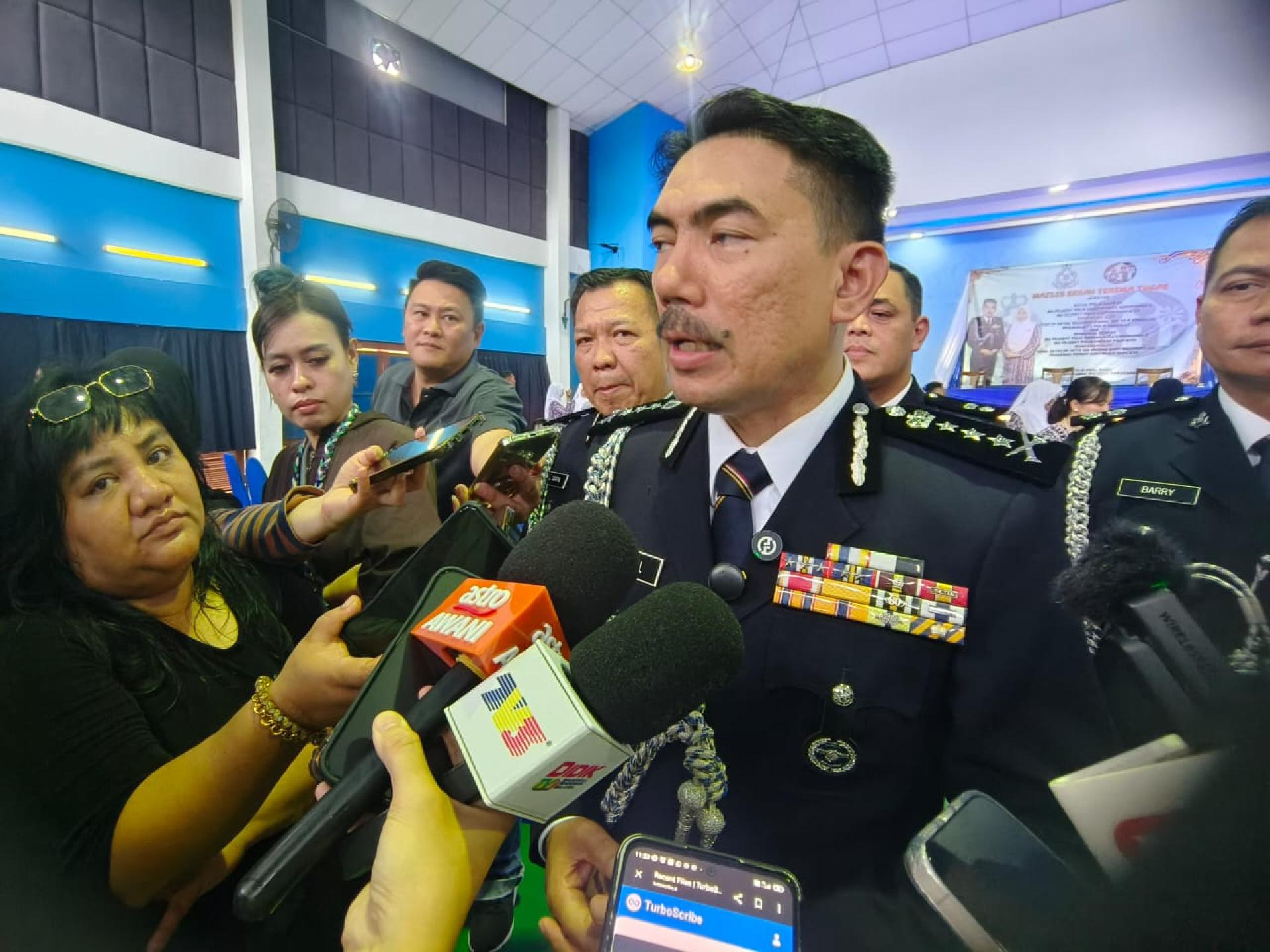 砂警察总长再纳阿都拉接受媒体采访。