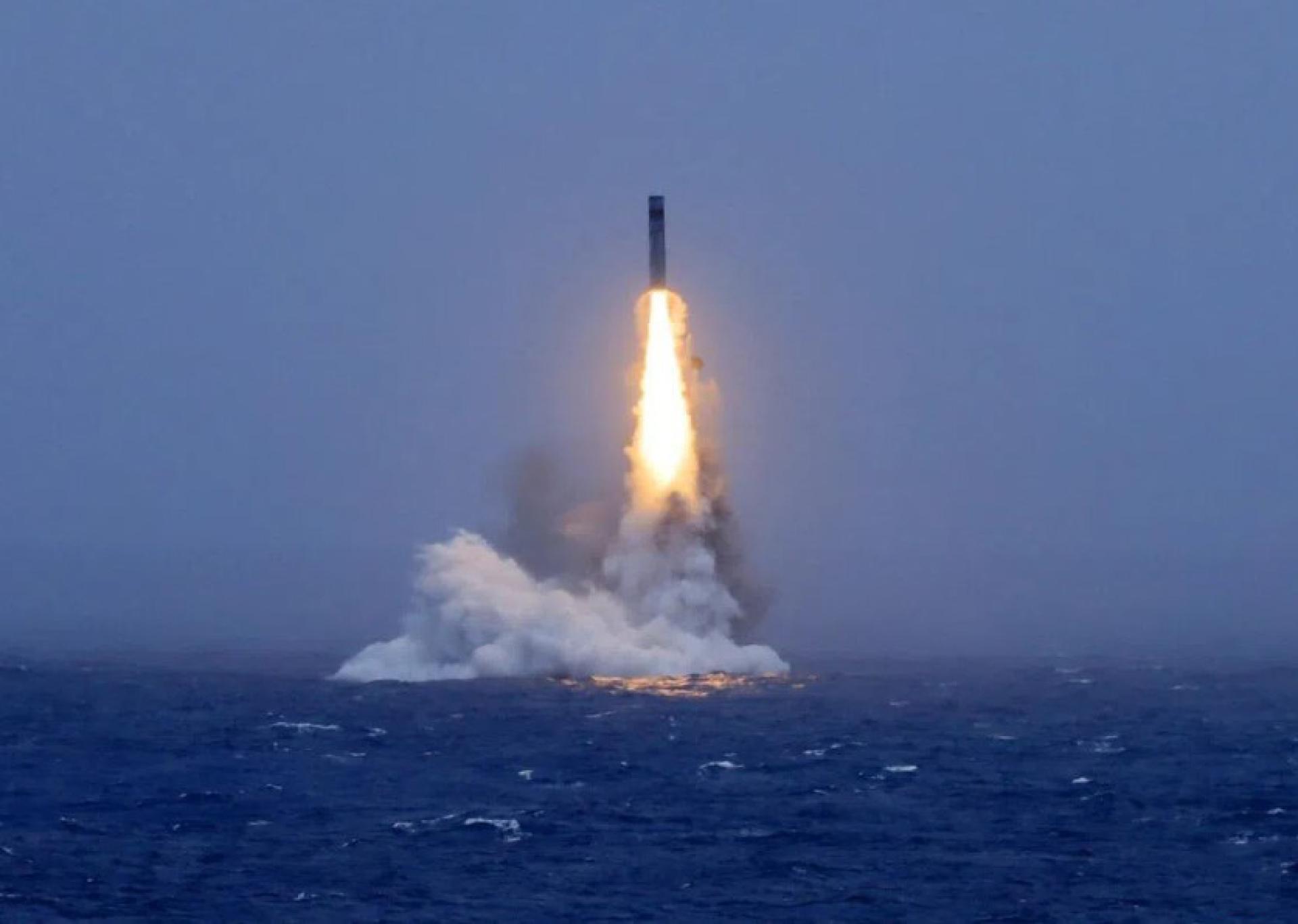中国海军一艘战略核潜艇，星期一（7月6日）向太平洋海域试射一枚带有训练模拟弹头的潜射战略导弹。
