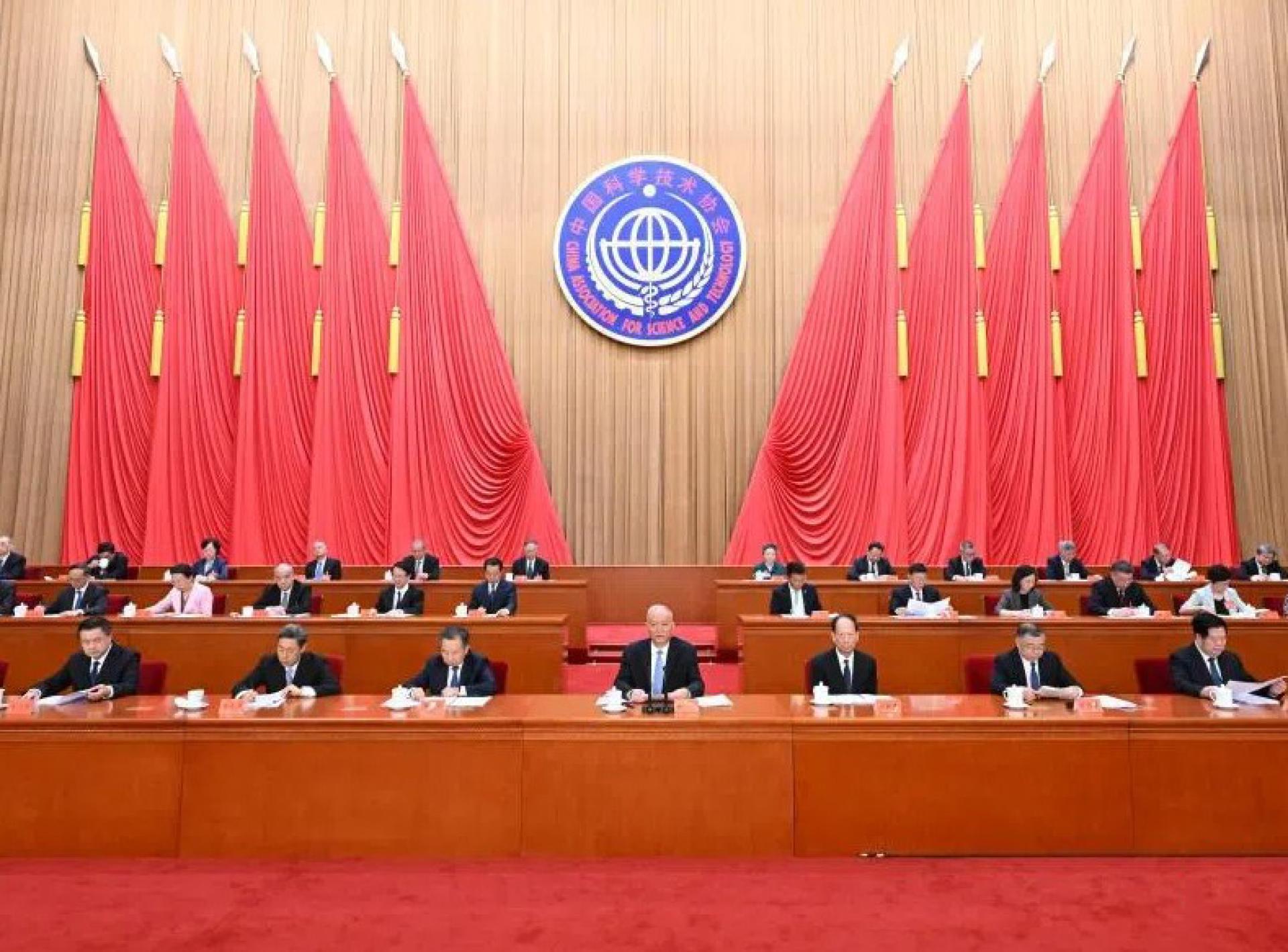 中国科学技术协会第11次全国代表大会全体会议星期三（7月8日）在北京人民大会堂举行。中共政治局常委、中央书记处书记蔡奇（中）在会上致词。