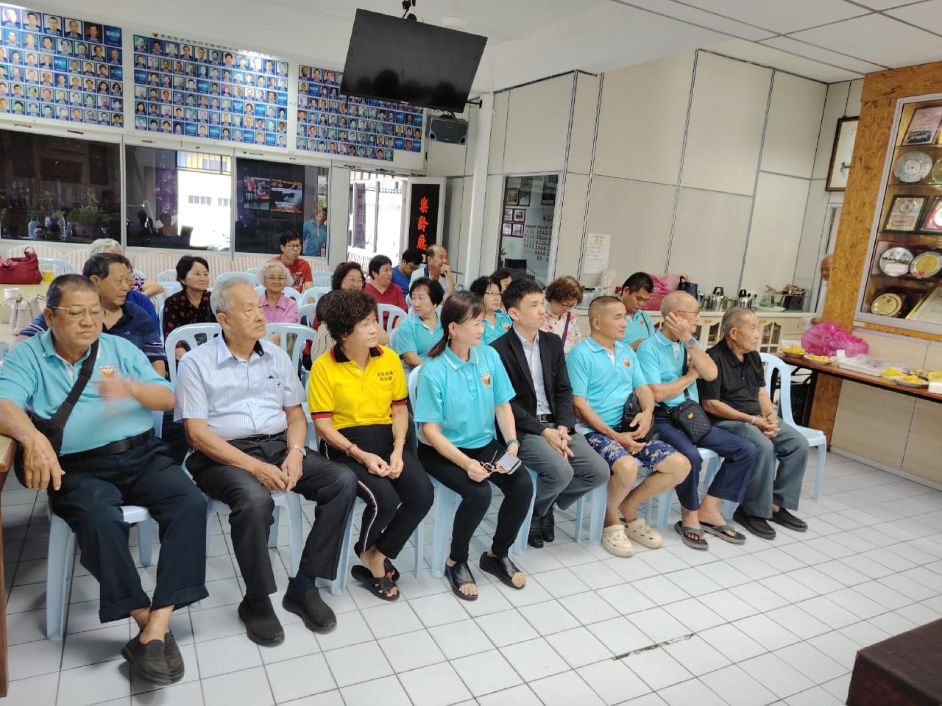 坐者左4起为会长林美英、主讲人陈健豪及出席讲座者合影。