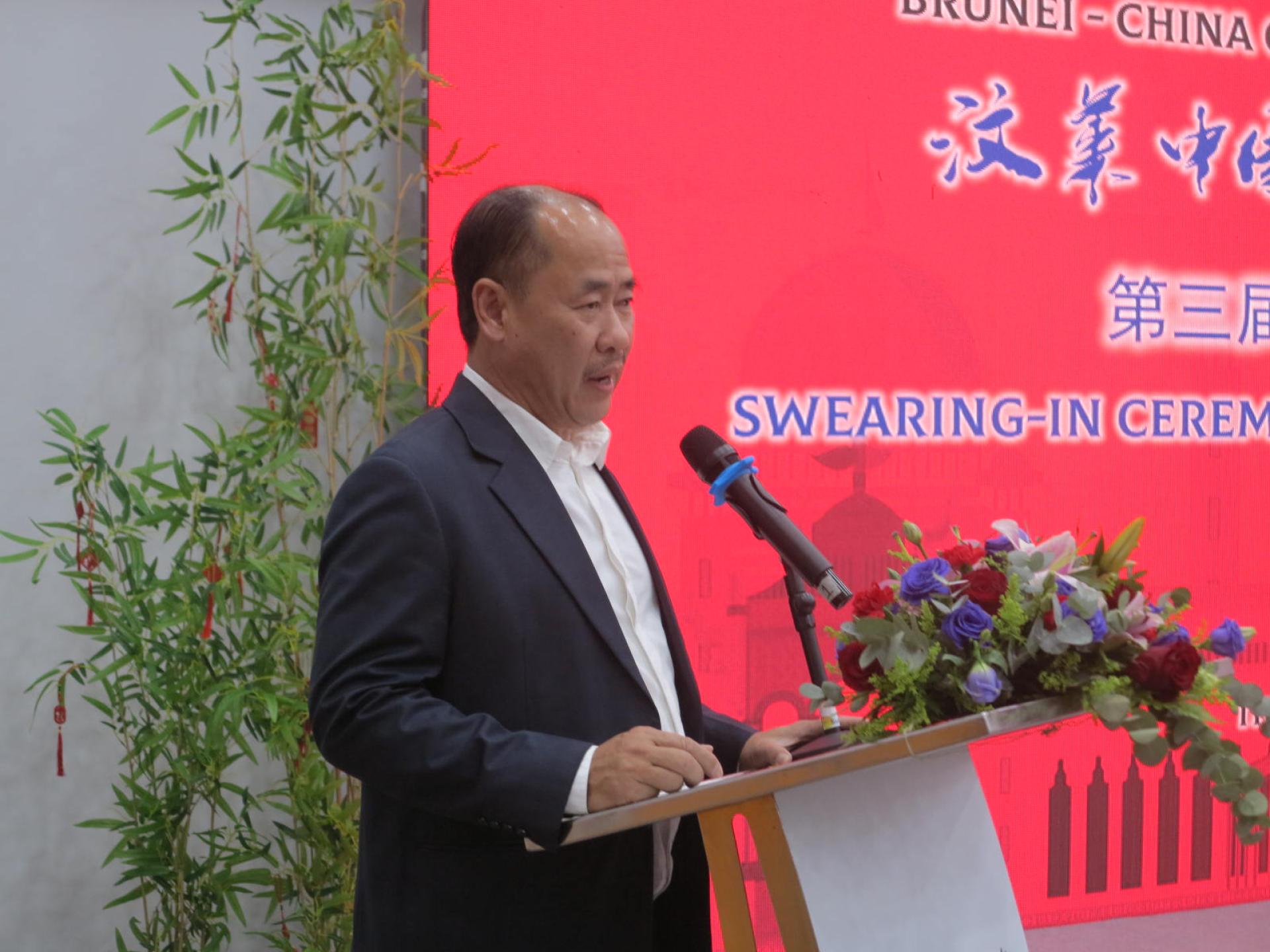 中国一带一路促进会创会会长陈嘉兴在会上致词