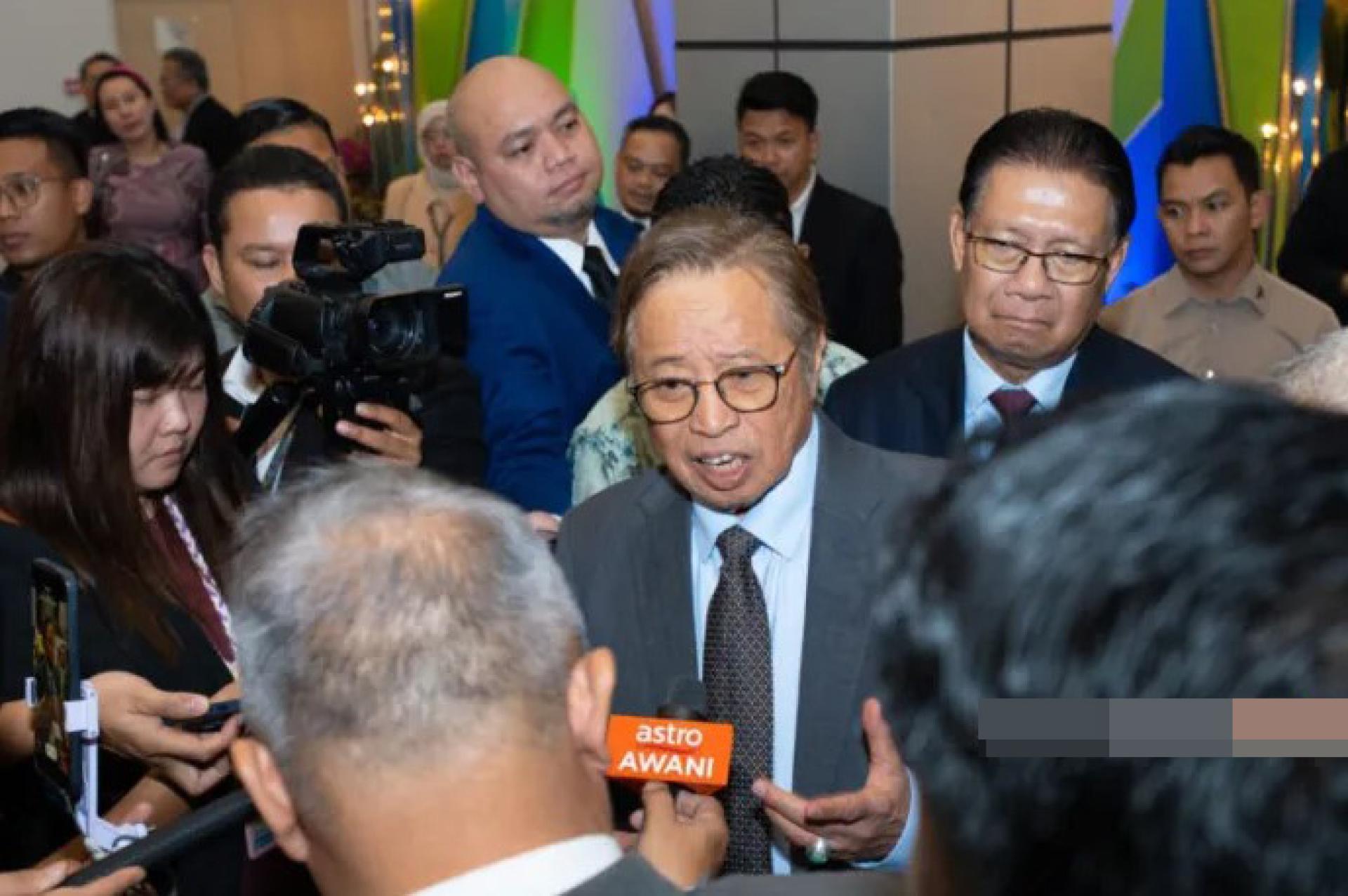 砂拉越总理阿邦佐哈里于2026年7月8日在古晋主持砂拉越能源供应商卓越奖（SEVEA 2026）颁奖礼后接受记者访问。（图片来源：Ukas）