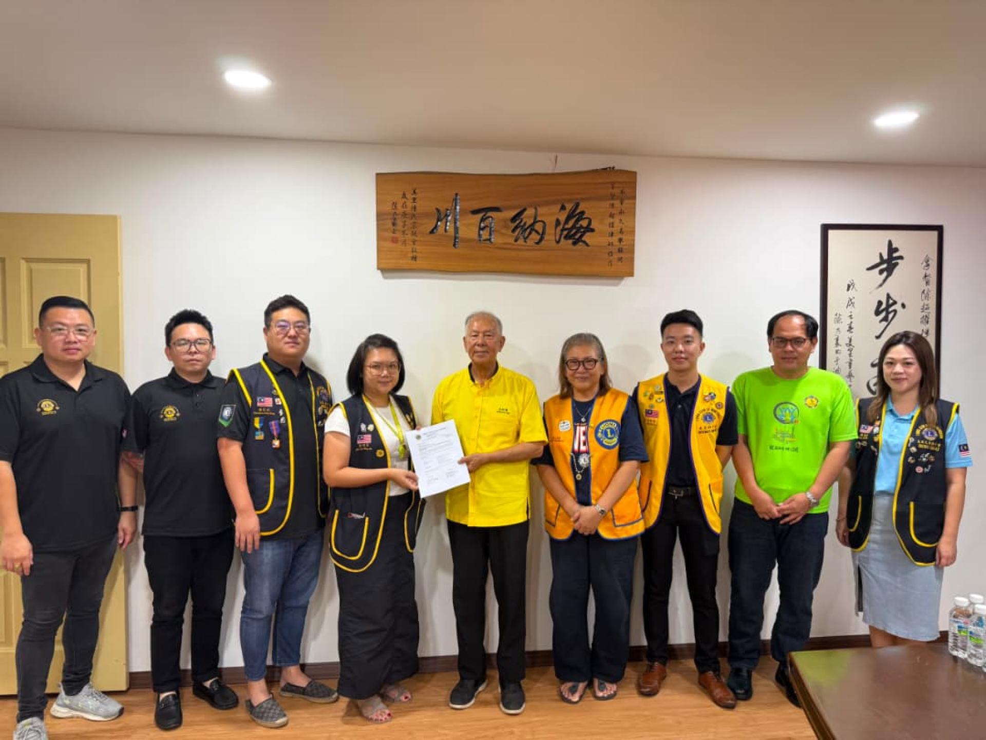 美里文华狮子会会长兼筹委会主席陈敏莉（左4）移交邀请函予砂拉越旅游部副部长拿督陈超耀。左3为国际狮子会308A2区第四专区主席杨良权；右2起为石山狮子会会长杨万勇、美里狮子会会长温凯富，以及国际狮子会308A2区复合区前议长兼前总监兼大会主席刘美丽。