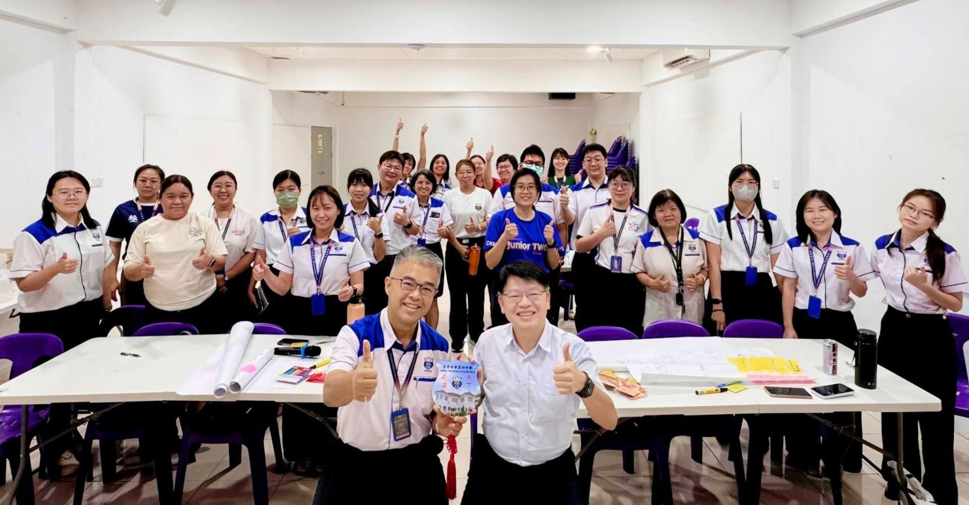 台湾姐妹校福科国民中学校长林福裕完成专题分享后，与古晋四中全体教师合影留念，共同记录两校教师专业交流的珍贵时刻。