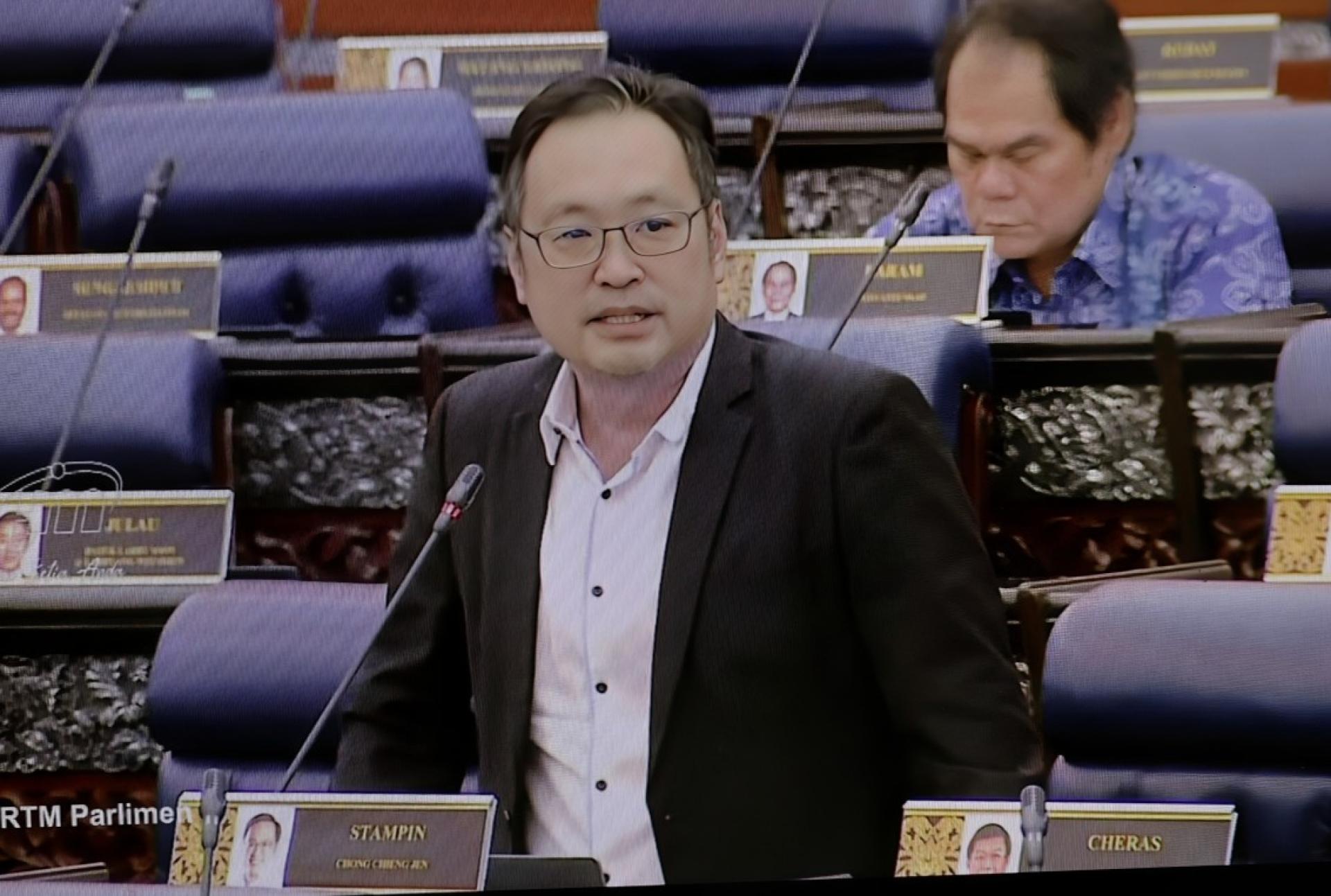 砂行动党实旦宾国会议员兼全国行动党国会领袖张健仁在国会下议院提出口头问答。