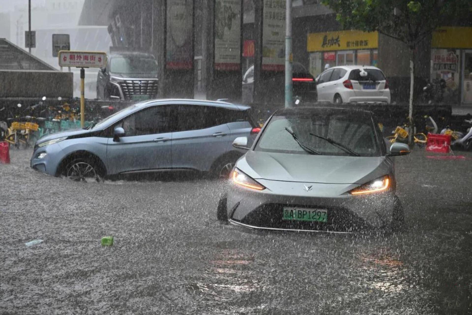 受强对流天气影响，北京市星期二（7月7日）的降雨导致北京全市19处出现积水。图为车辆在北京积水街道上行驶。