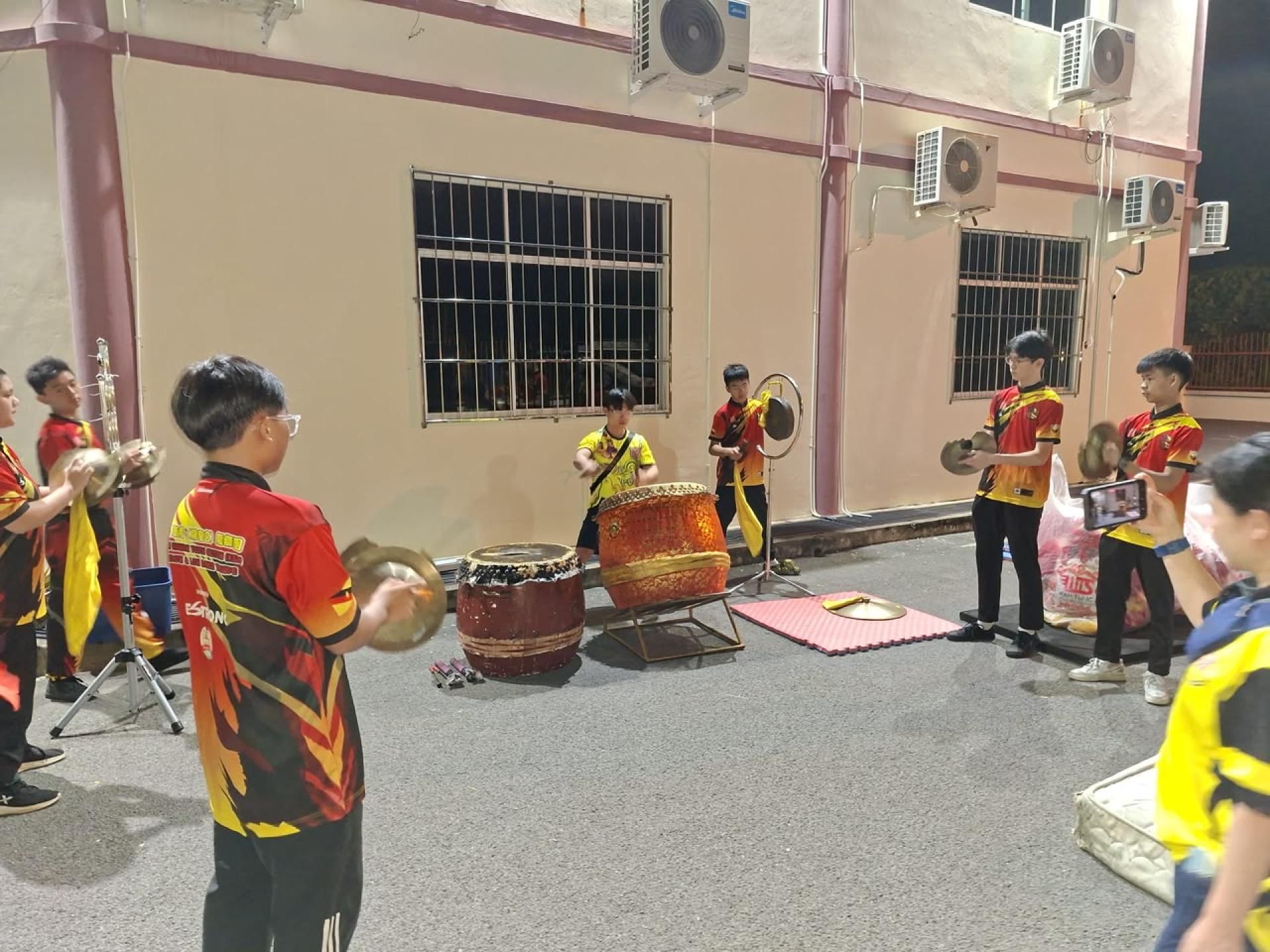加拿大埃德蒙顿关圣宫龙狮团与美里詔青關聖宮龍獅隊切磋狮艺。