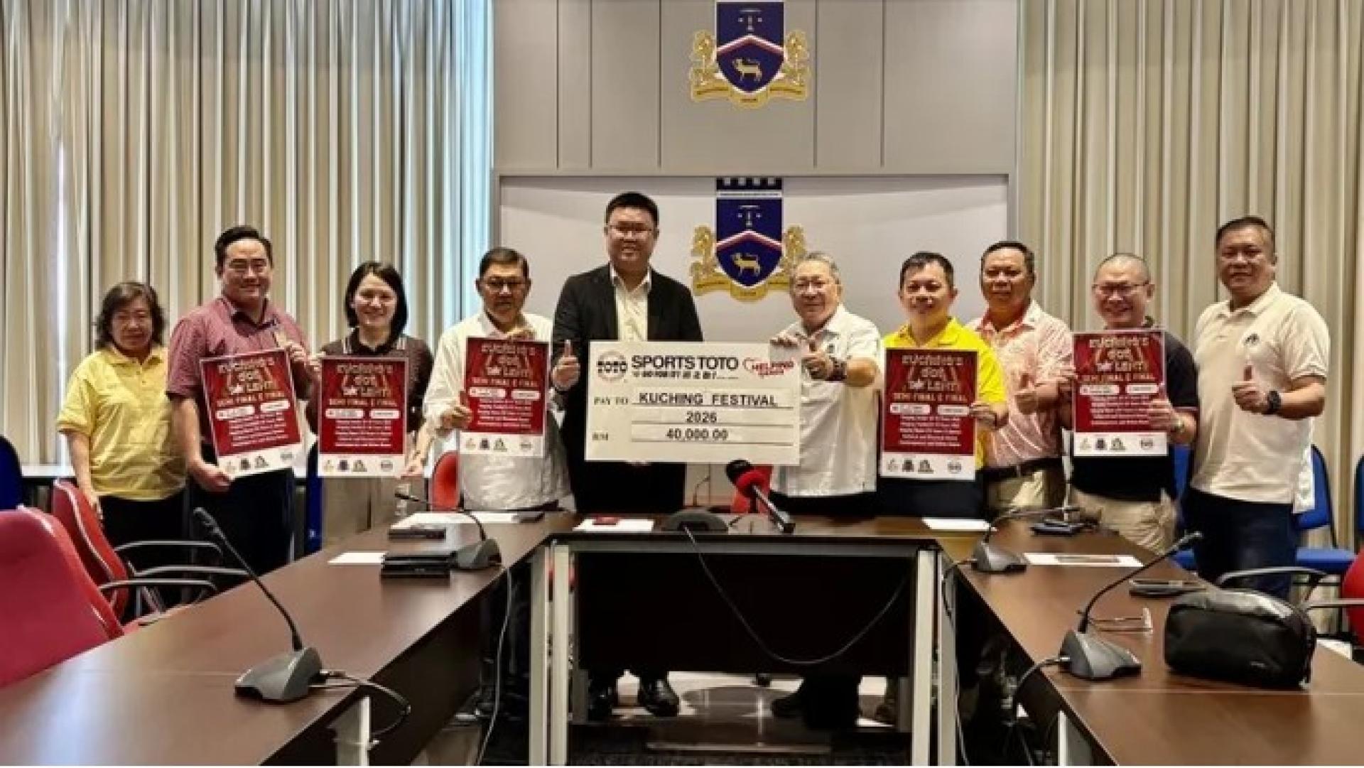 马来西亚多多博彩有限公司助理区域经理Henry Liew（左5）于2026年7月10日在古晋南市政局举行的移交仪式上，移交4万令吉模拟支票予古晋南市市长黄鸿圣（右5），以支持古晋才艺大赛2026。