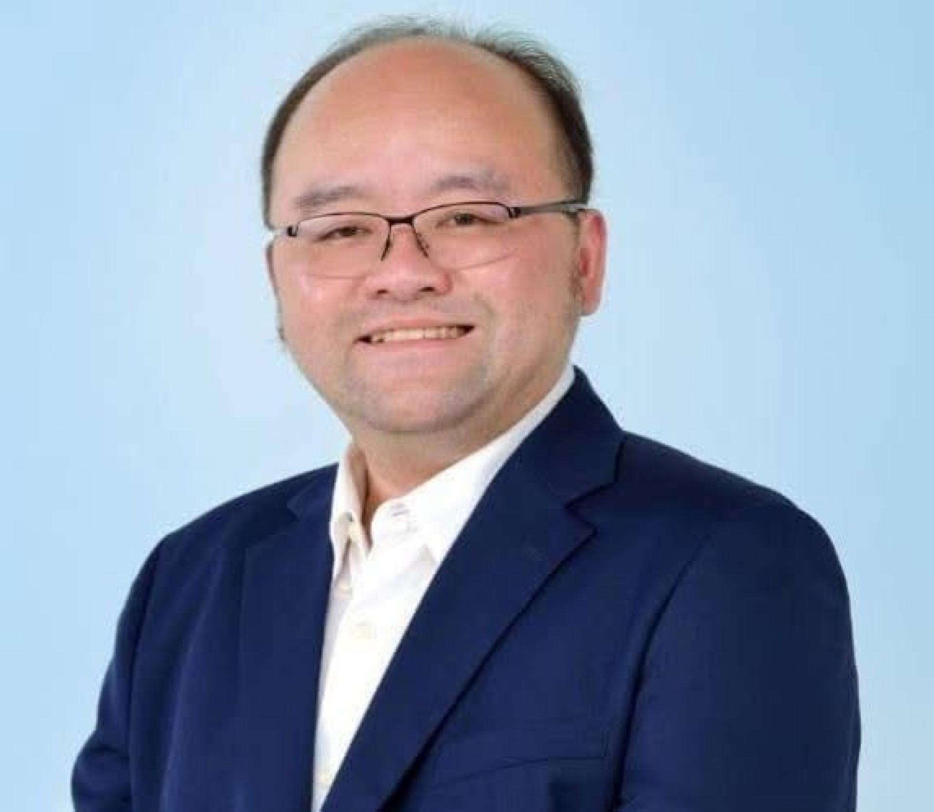 古晋峇都林当路、大石路及王长水路乡村发展及安全委员会主席甲必丹拿督刘思乐。