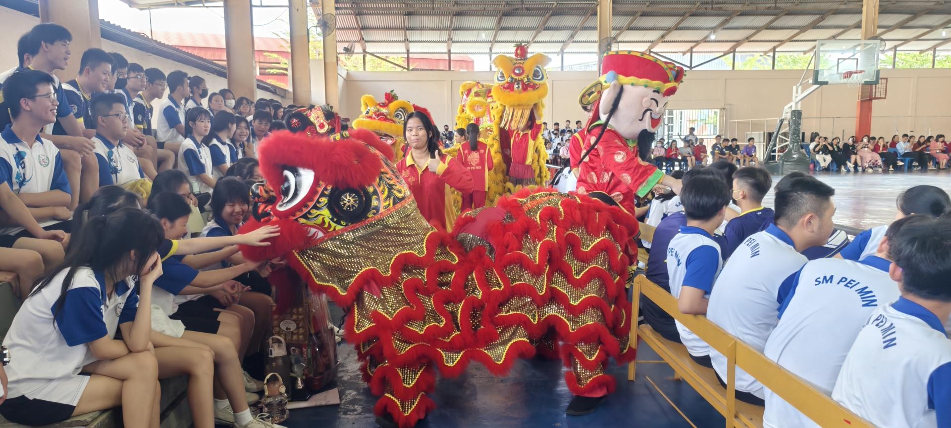 瑞狮，财神爷与学生互动。