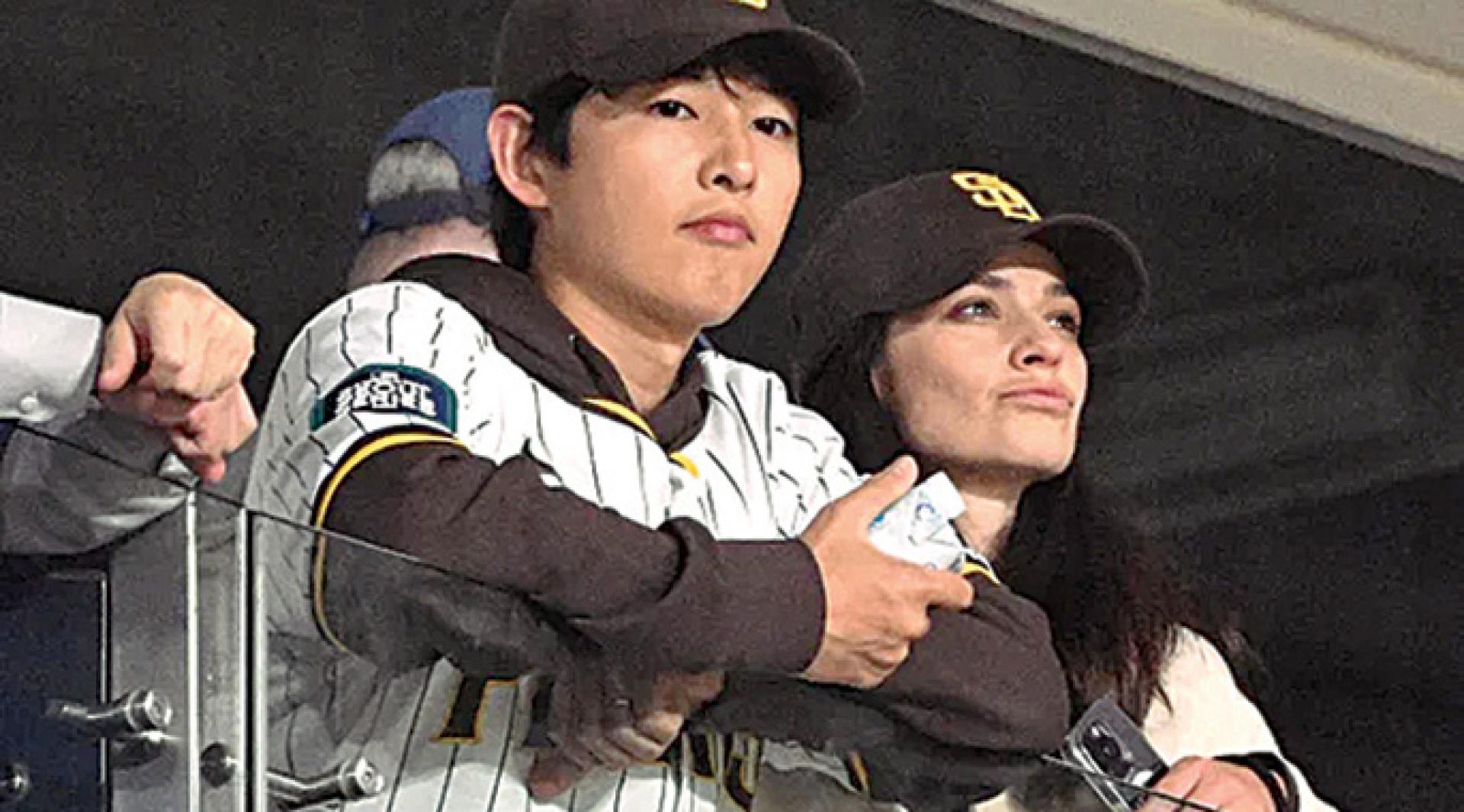 宋仲基被爆离婚宋慧乔之后，又跟凯蒂桑德斯离婚，但这并不是真的，全是网友利用AI生成的假消息。