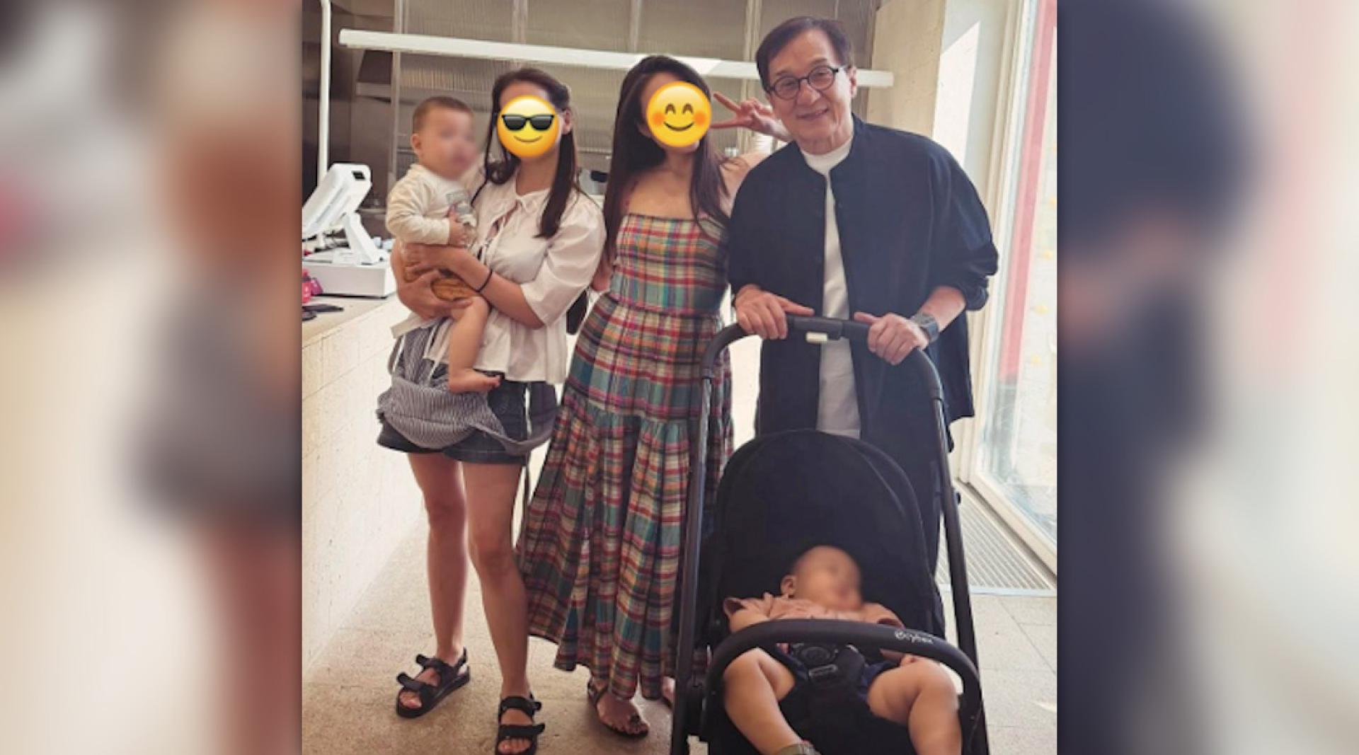成龙推婴儿车的照片，网友一度以为他荣升爷爷。