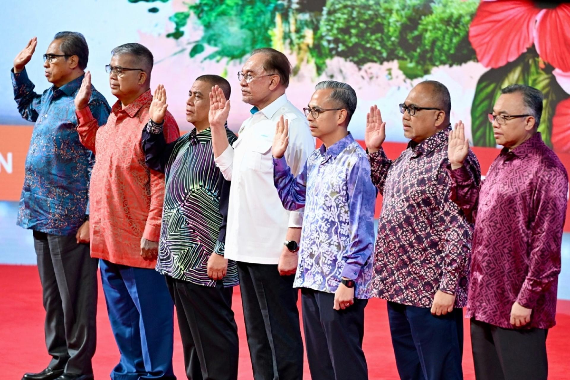 安华（右4）和众人宣誓爱国；左起为三苏阿兹里、艾伦达干、沙拉尼、法米、莫哈末查希及阿末苏艾迪。