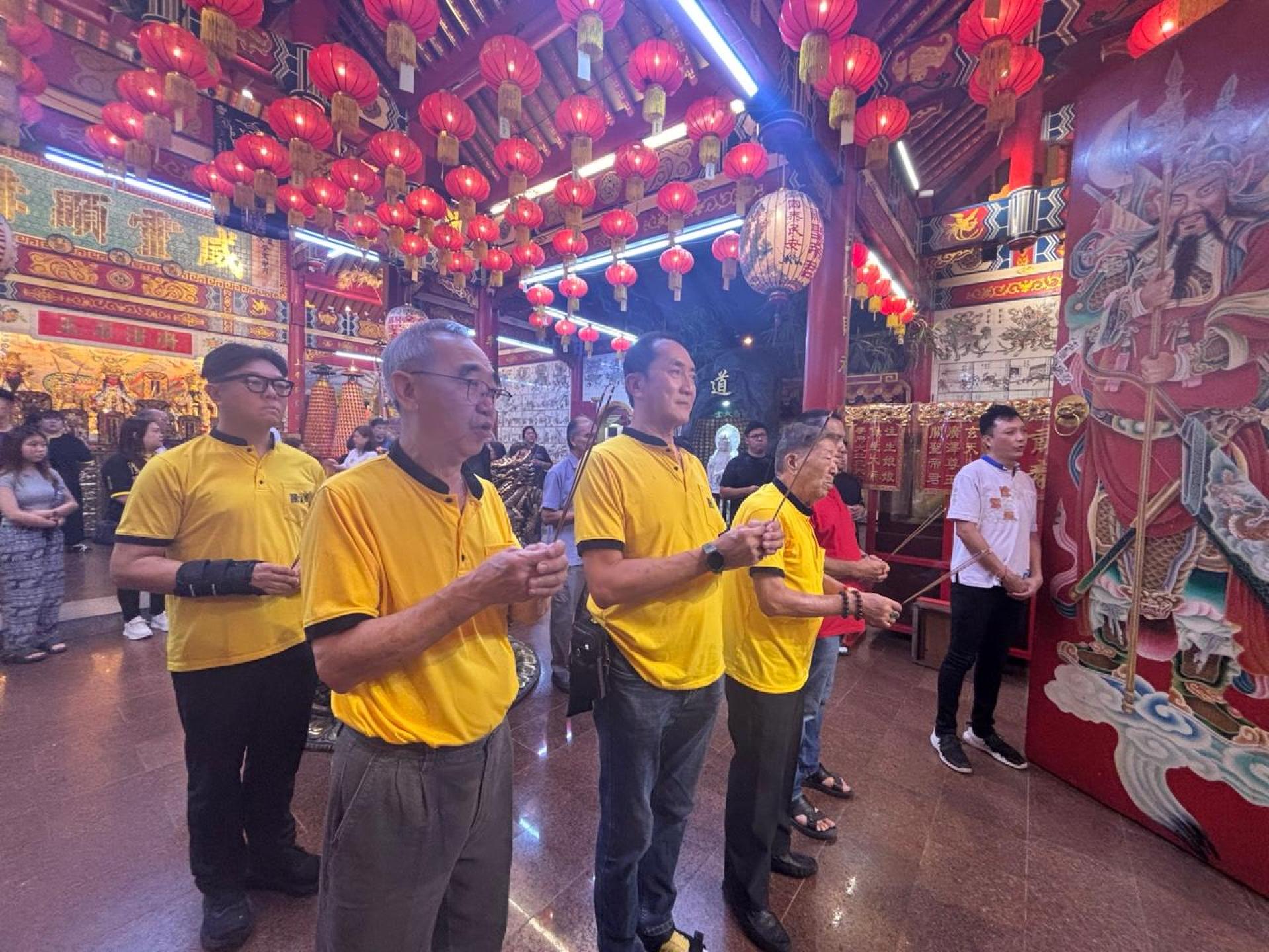 李永贞董事长与该殿董事拜祭