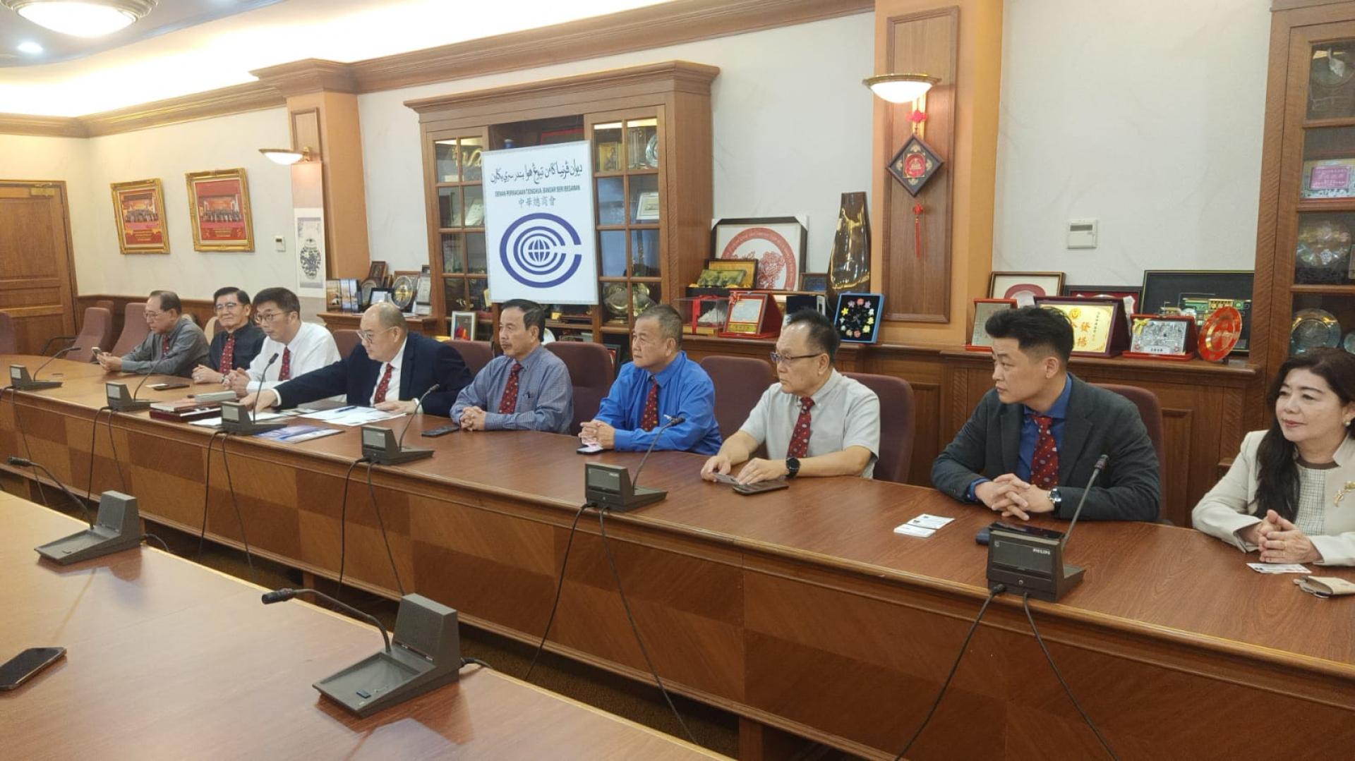 斯市汶莱中华总商会会长林汉璋 （左四）与该会理事出席招待会