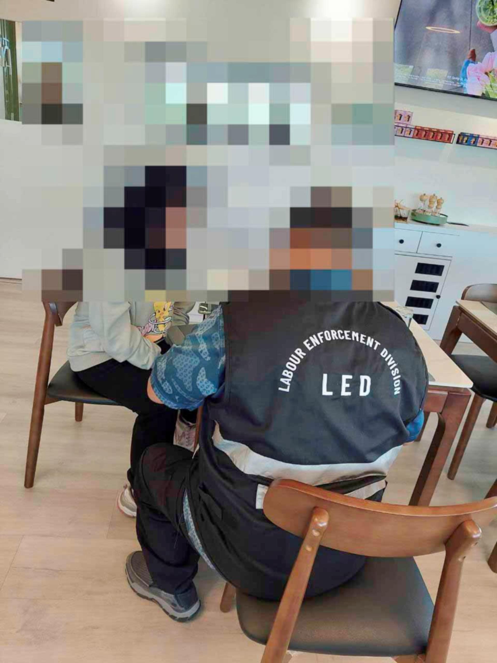 执法人员进行检查