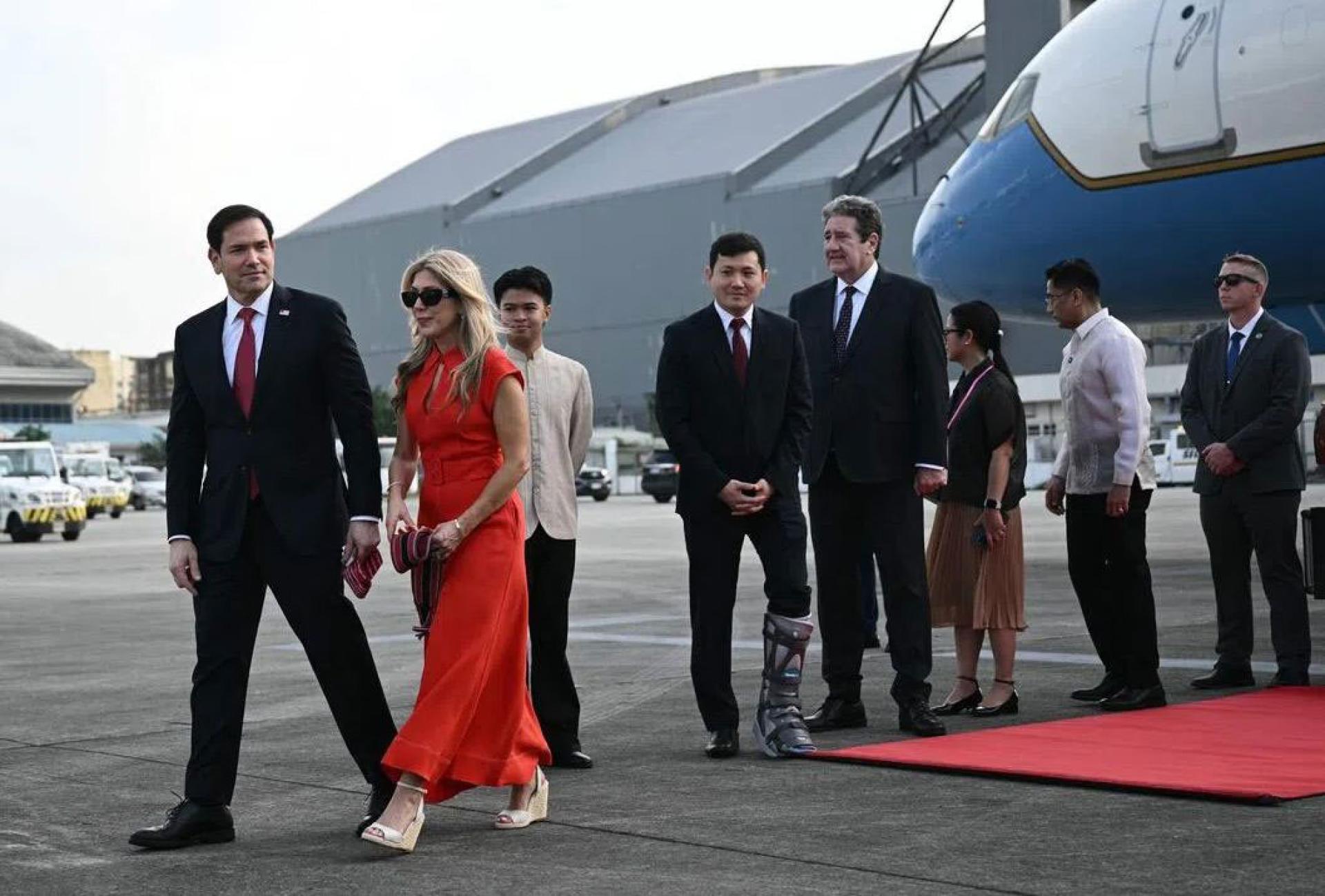 美国国务卿鲁比奥（左1）和夫人（左2）于周二上午飞抵马尼拉。
