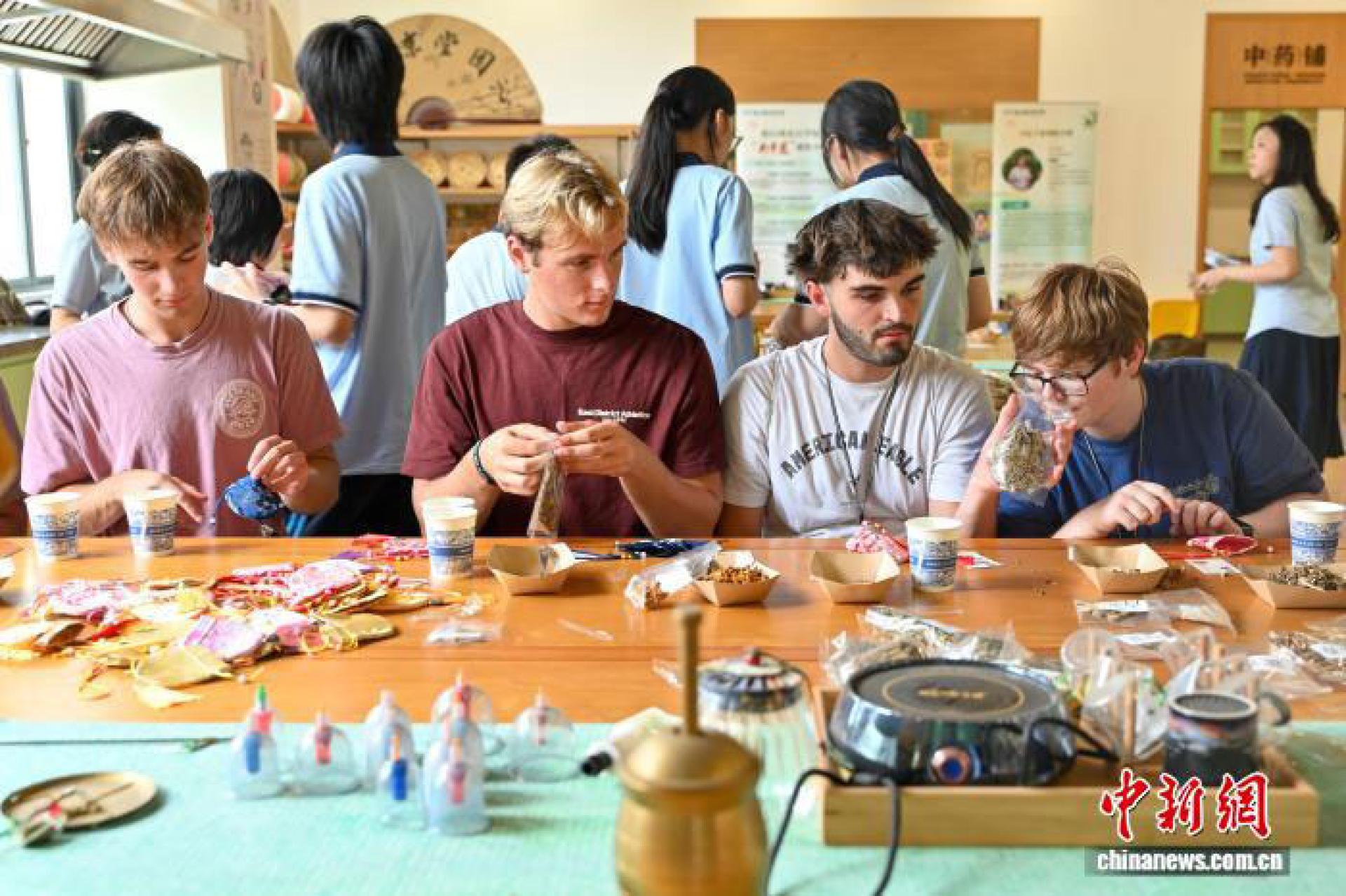 飞虎队友谊学校学生体验香囊制作。