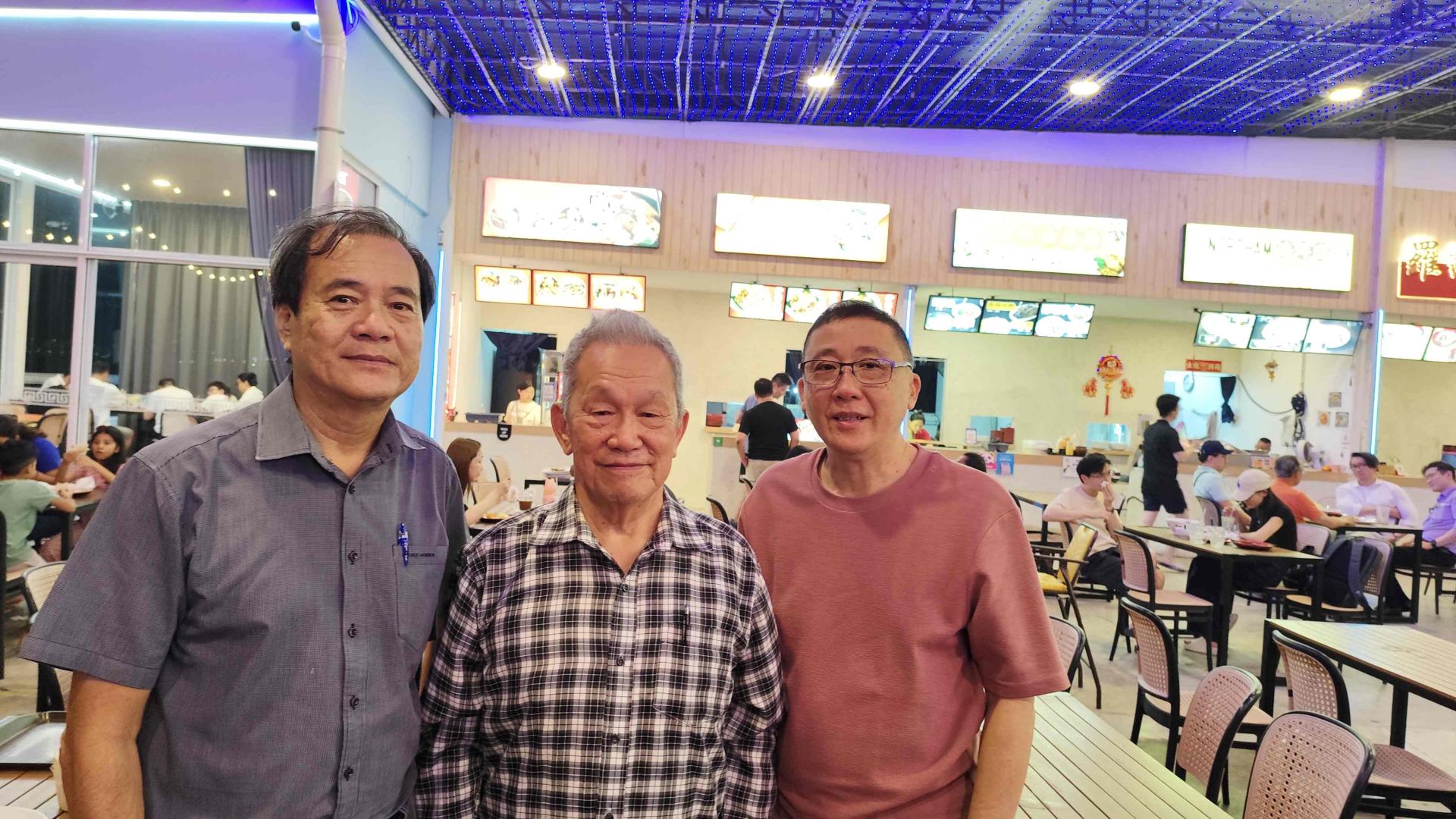左起为北马文艺协会主席黄英俊、世界华文作家协会总会长孙德安及马来西亚华文作家协会槟吉玻联委会主席乙狼合影留念。
