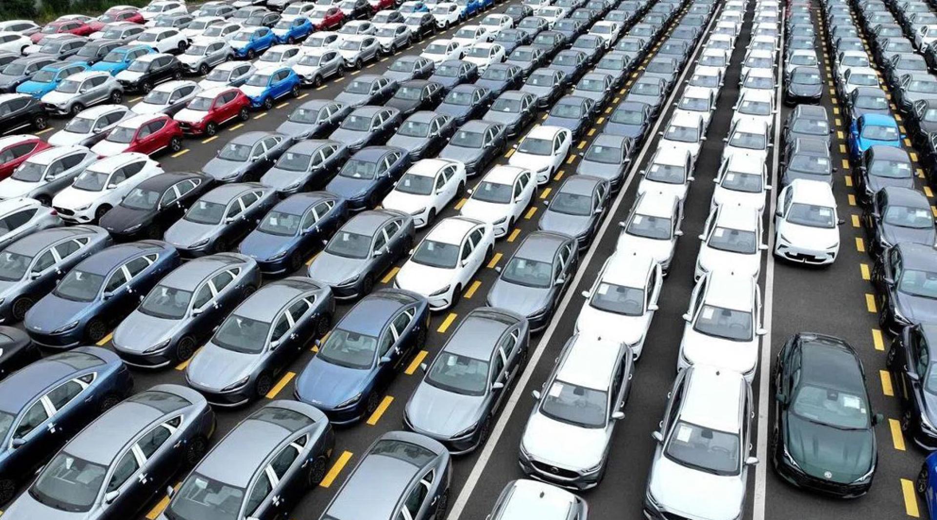 图为7月1日，在江苏省连云港等待装船出口的汽车。