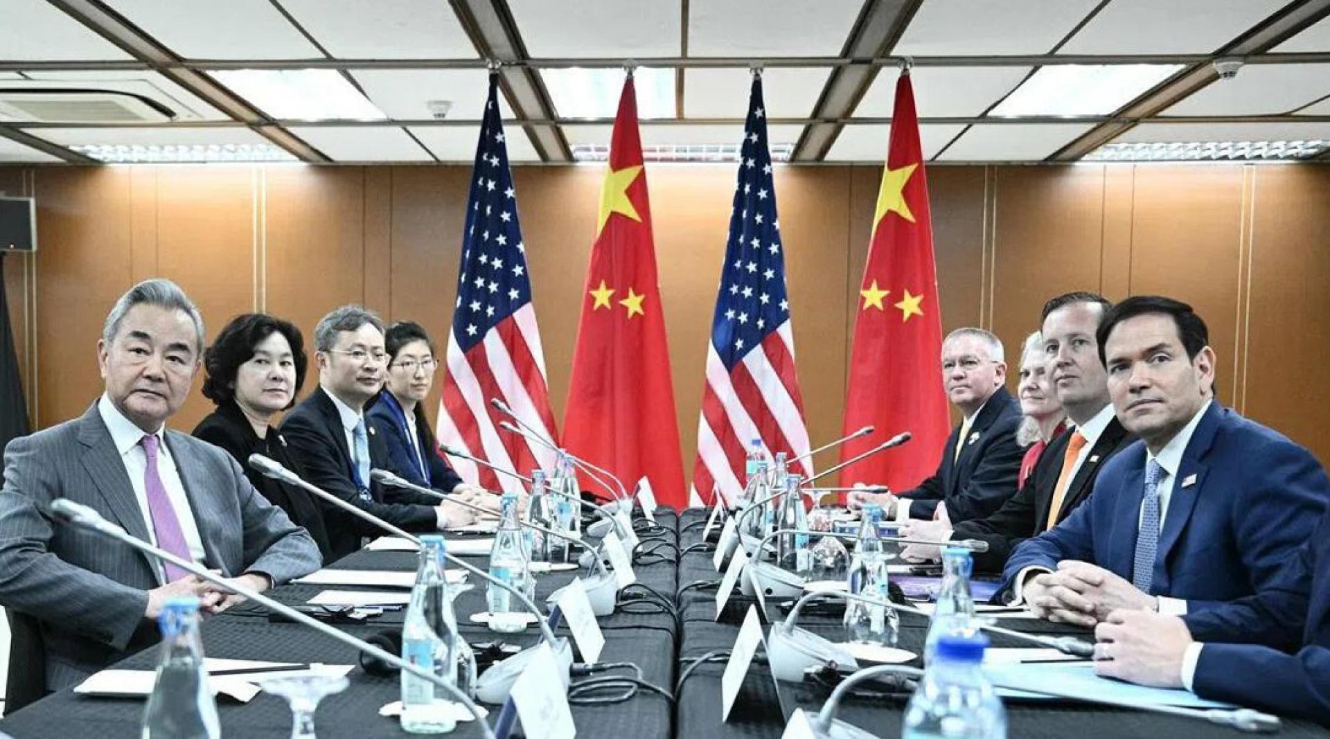 美国国务卿鲁比奥（右一）与中国外交部长王毅（左一），在东盟外长会议场边会晤。