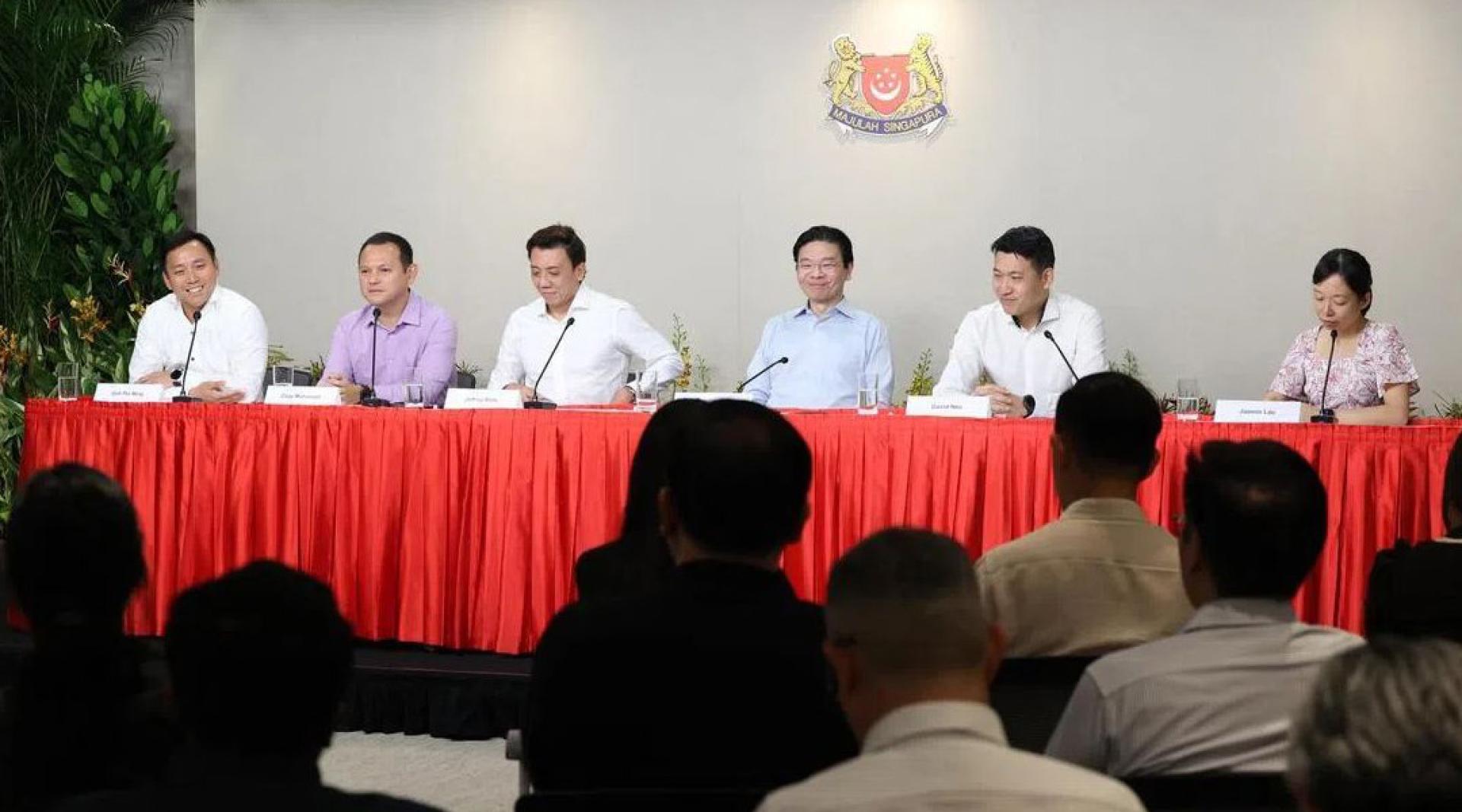 黄循财（右三）偕同晋升的政务官等人会见媒体。左三为萧振祥、梁振伟（右二）和刘洁敏（右一）。