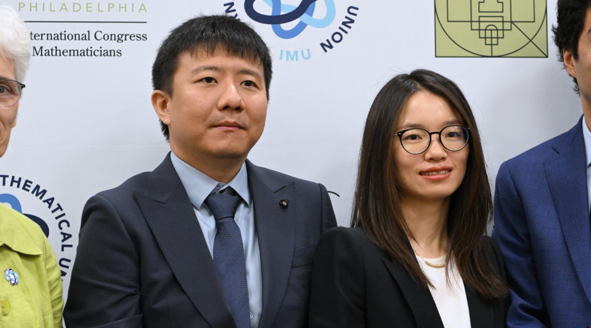 中国数学家邓煜（左）、王虹在获奖后的记者招待会上合影。（图：新华社）