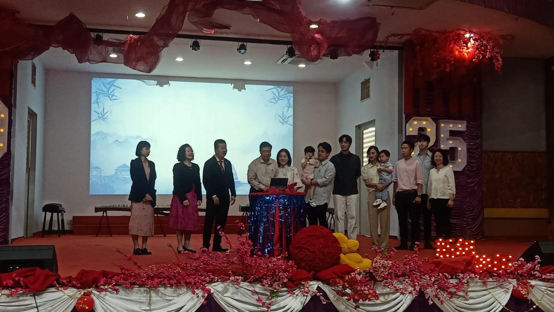 华和文化基金会代表国会议员刘孝德（左四）推展“与文黄舞。七”新书
