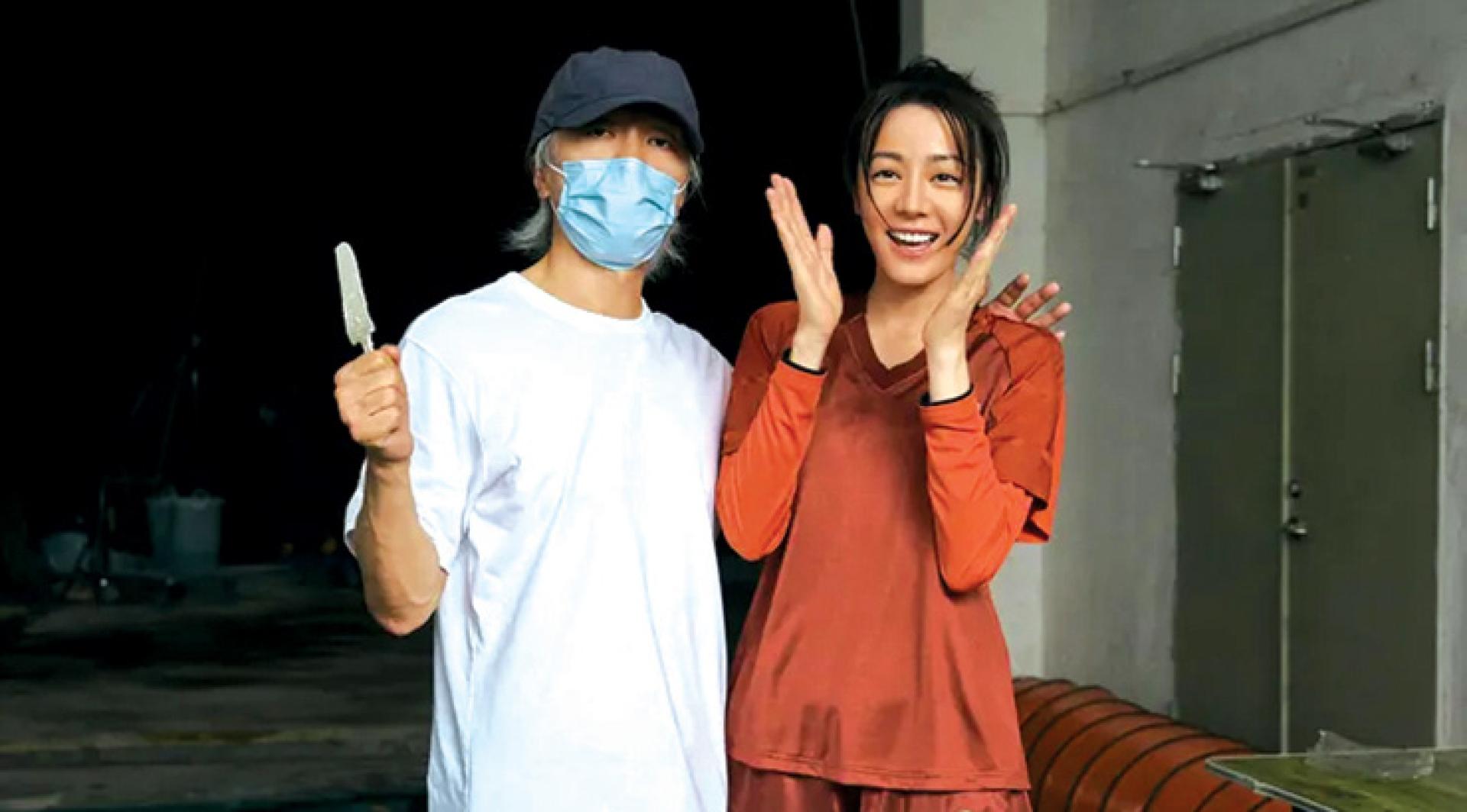 周星驰为合作《功夫女足》的迪丽热巴庆生。