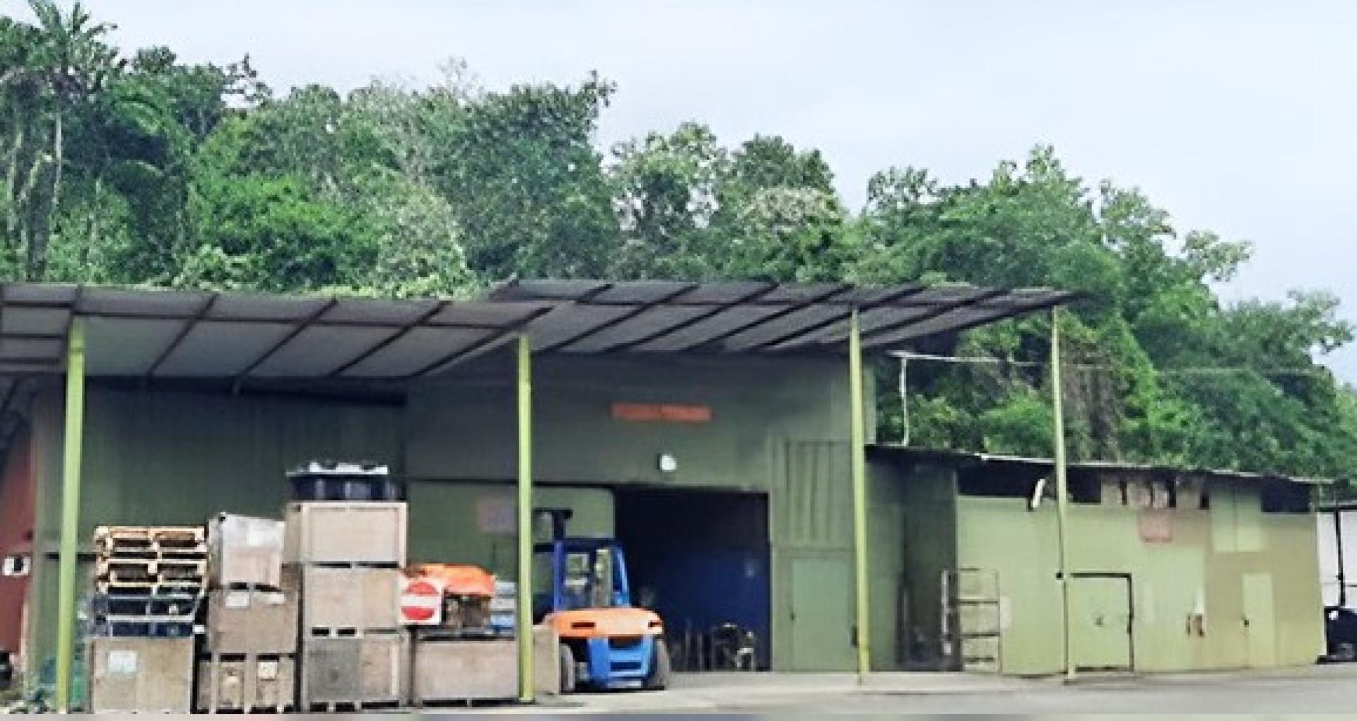 在被勒令停止运营之前，这些未经授权的工业仓储和非法住宿场所。