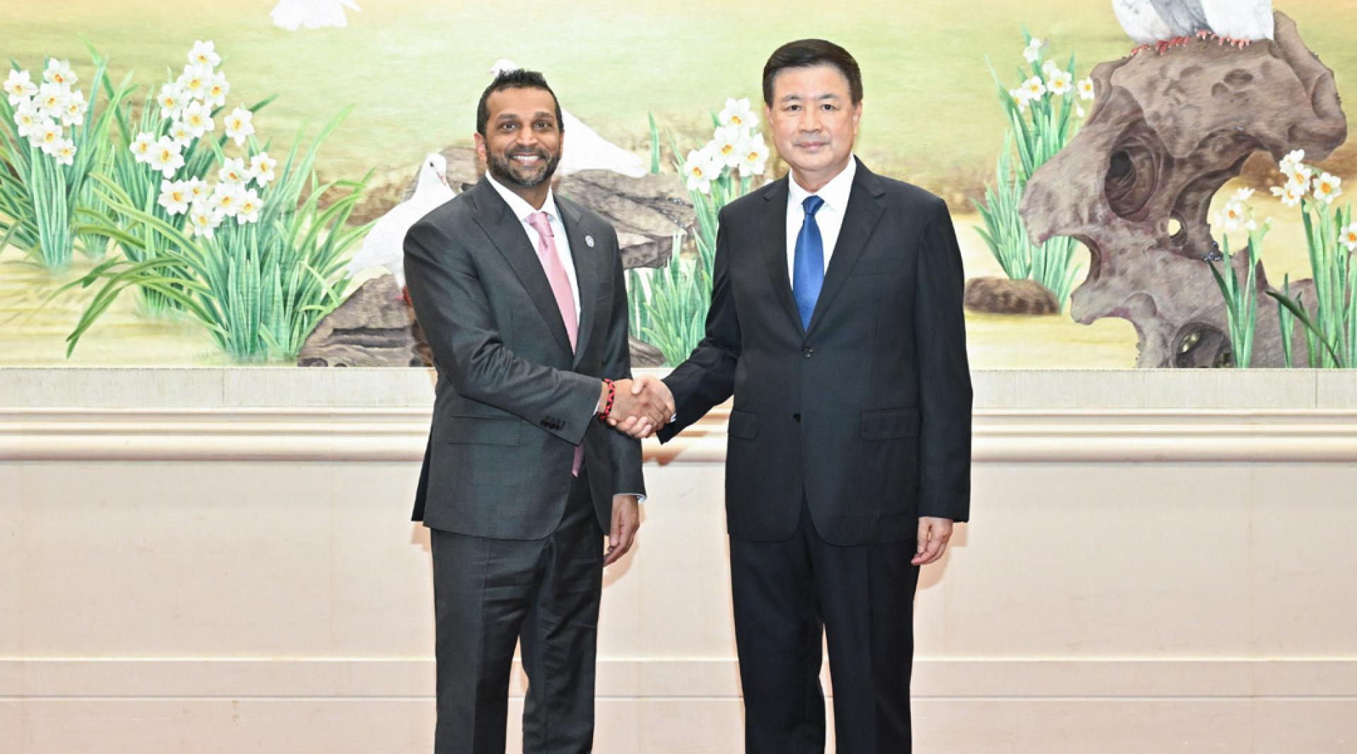 王小洪与帕特尔。（图：新华社）