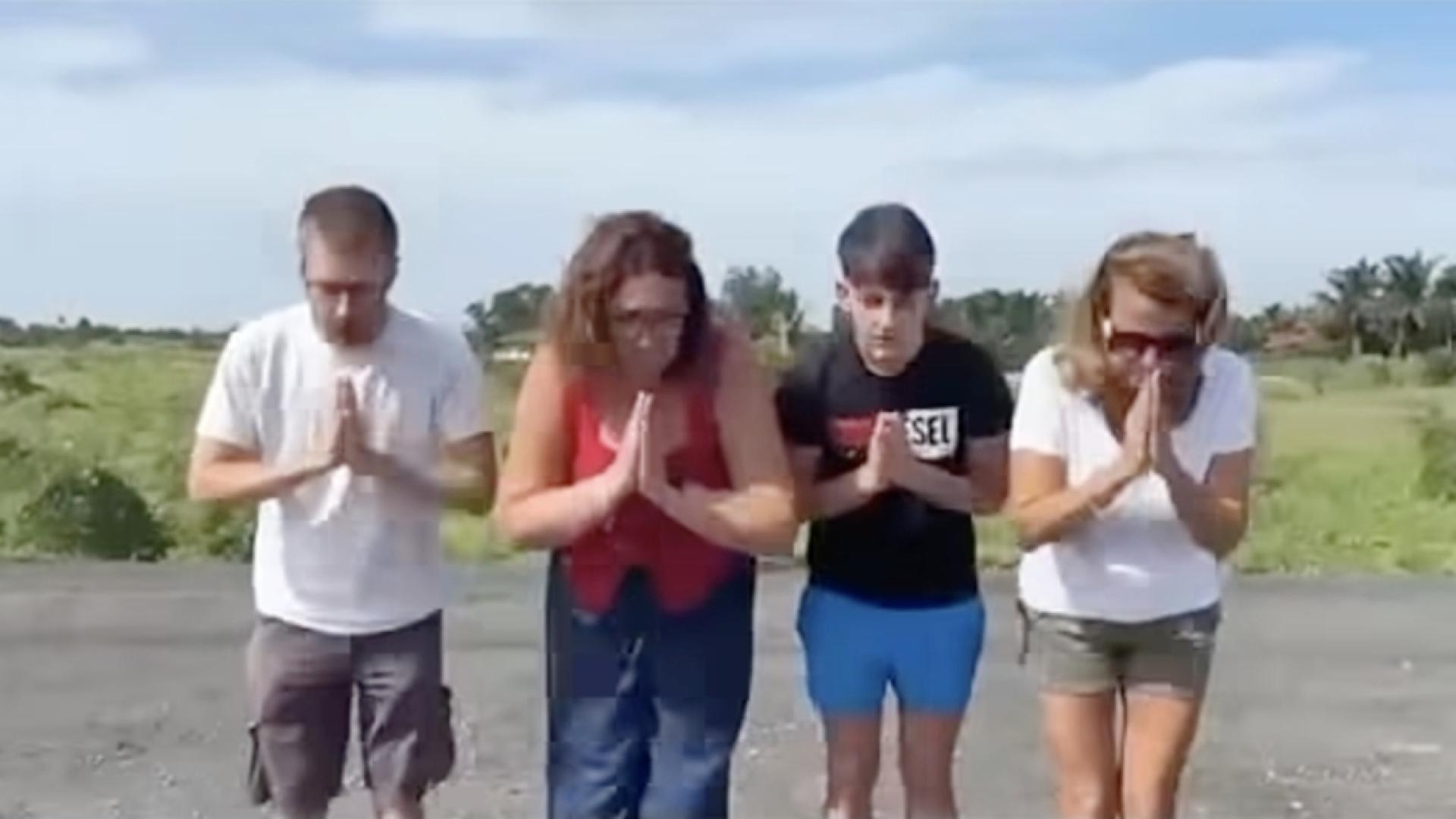 道歉视频当中有3人自称为团体领队，另一人是此前被拍到竖中指的少年，他们各自向泰国人民表达了歉意。