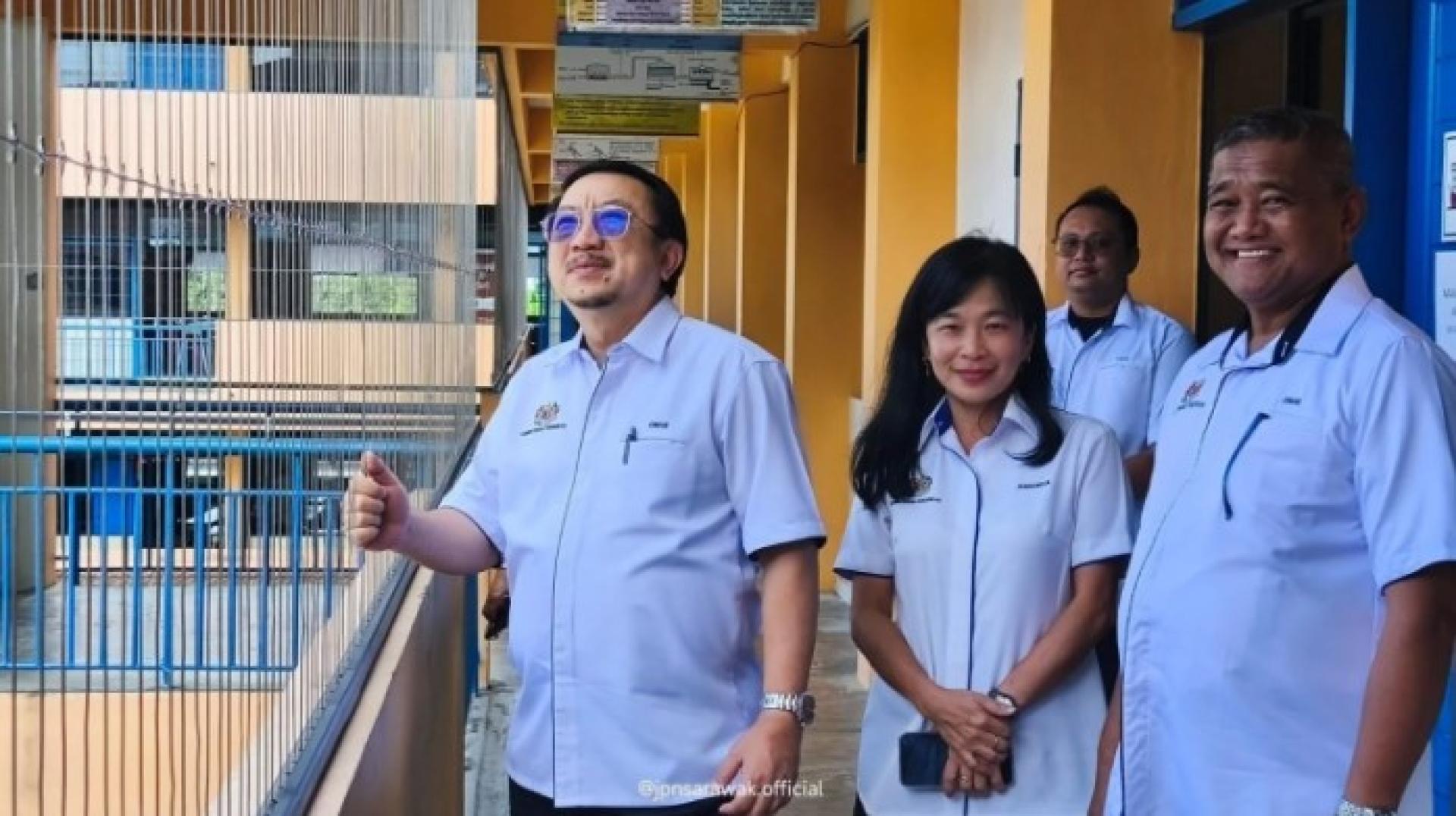 砂拉越教育局局长奥玛·马赫利昨日巡视马宝国中时视察校园情况。图片来源：砂拉越州教育局脸书
