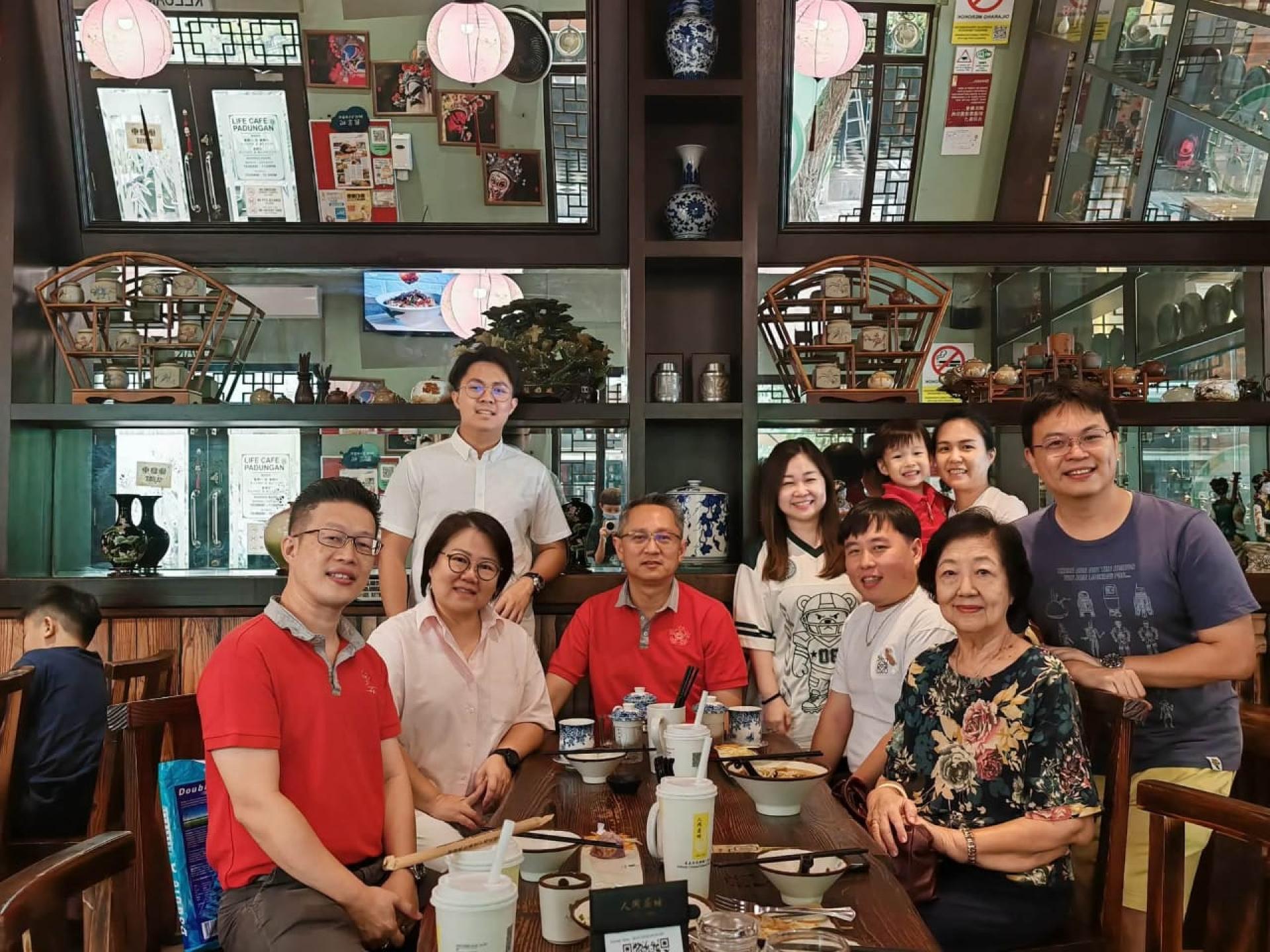 (右1及2) 母会社会服务组副主任杨敏资校友及退休老师姚黎亮老师。 (左起) 一中校友会会长李嘉浩校友，妇女组康乐田筱颖校友，母会第一副会长甲必丹杨国宗校友，青年团团长官利权校友。 (后排) 青年团秘书杨谦皓校友，母会社会服务组主任何翠莹校友及沈梦玲校友。