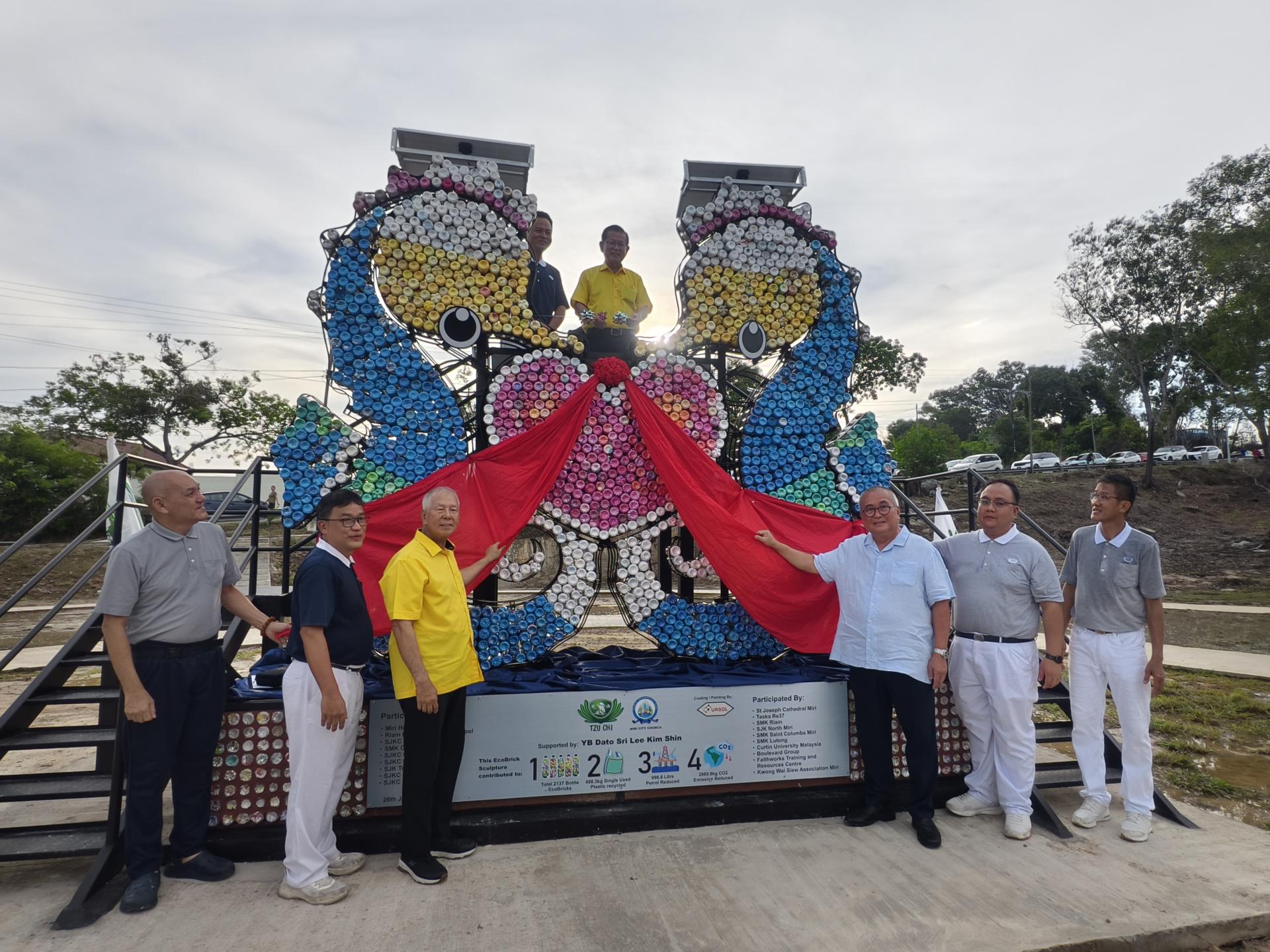 李景胜（右上）在台湾佛教慈济基金会马来西亚美里联络处副负责人方文光陪同，为全国最大环保砖海马雕塑主持揭幕仪式。前排左3为砂旅游副部长拿督陈超耀，右3为美里市长俞小珊。