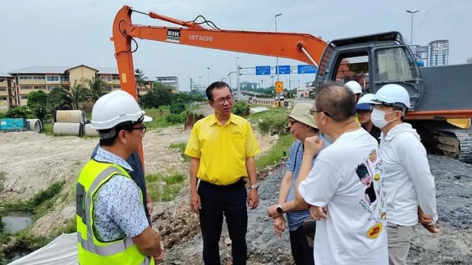 叶耀星（左2）于2026年7月27日在古晋敦朱加路的KUTS项目工地。