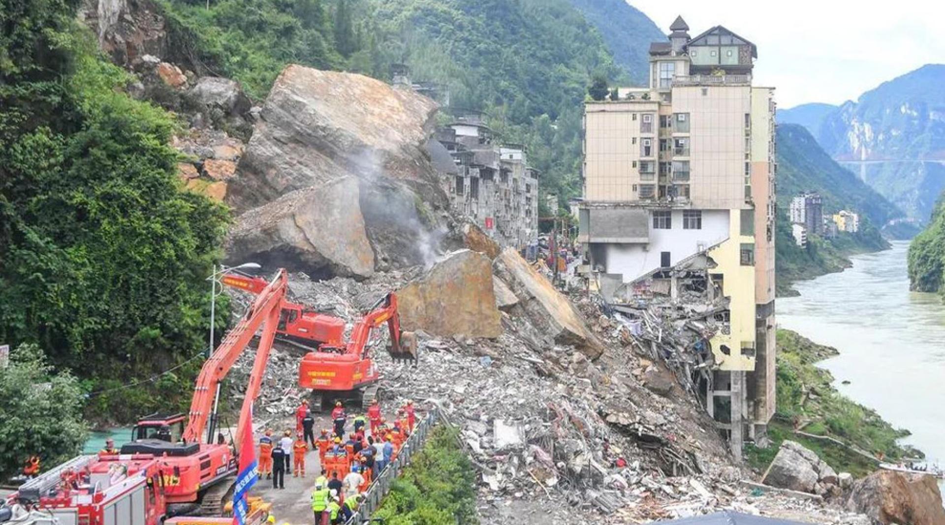 中国重庆彭水县汉葭街道7月17日上午9时10分许发生一起山体崩塌，造成多人被埋失联。图为救援人员7月19日在现场进行搜救。