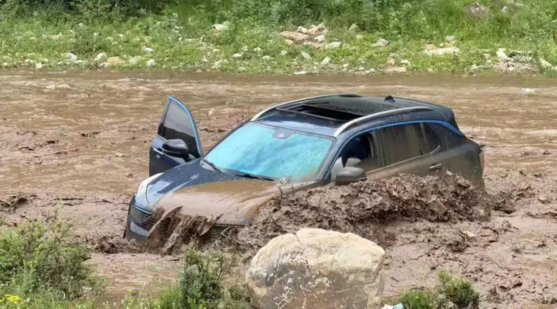 被冲走的车。