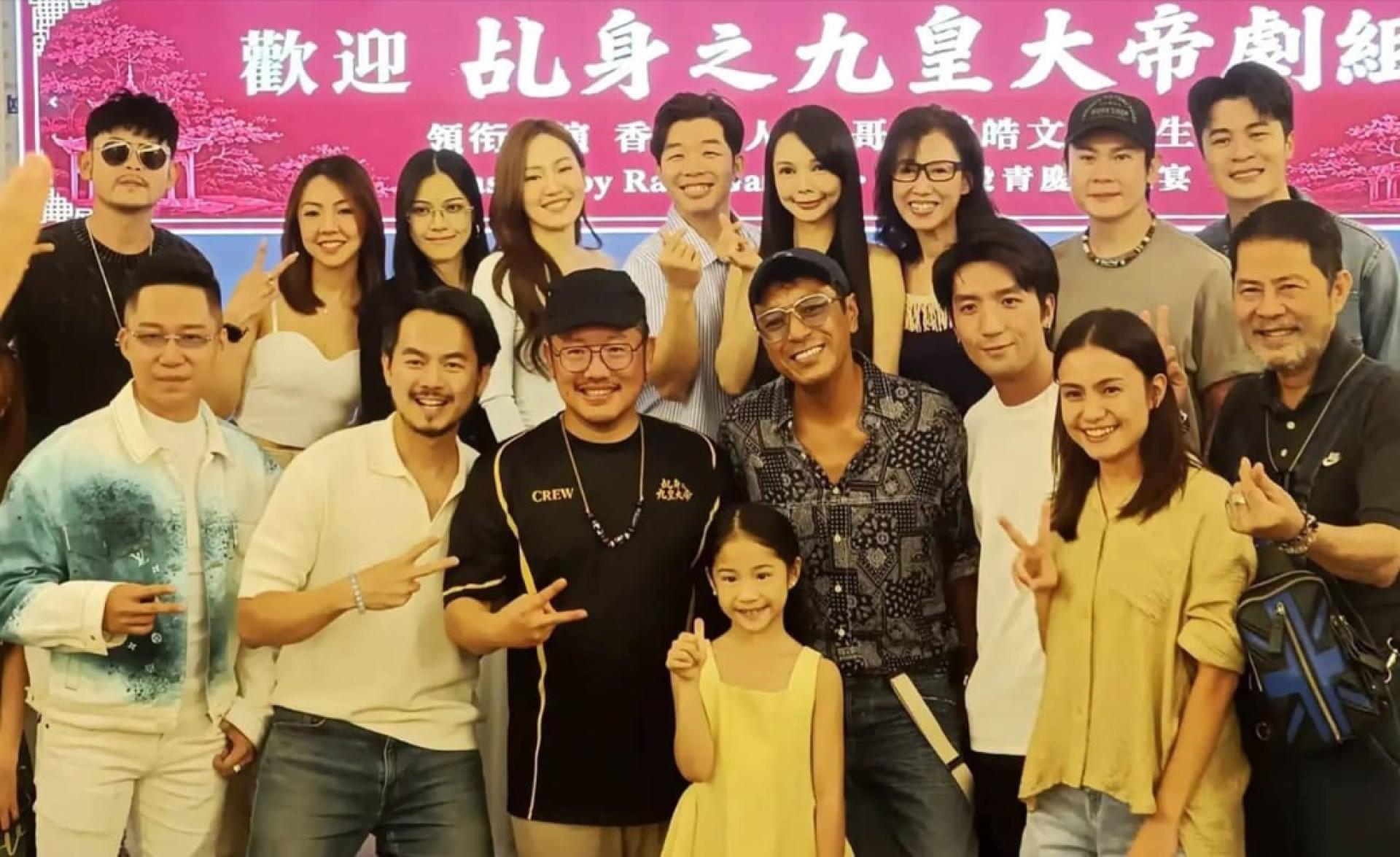 大马原创电影《乩身之九皇大帝》历经数周拍摄后圆满杀青了！全体演员及剧组人员与何晋亿（前左3起）及姜皓文合影。