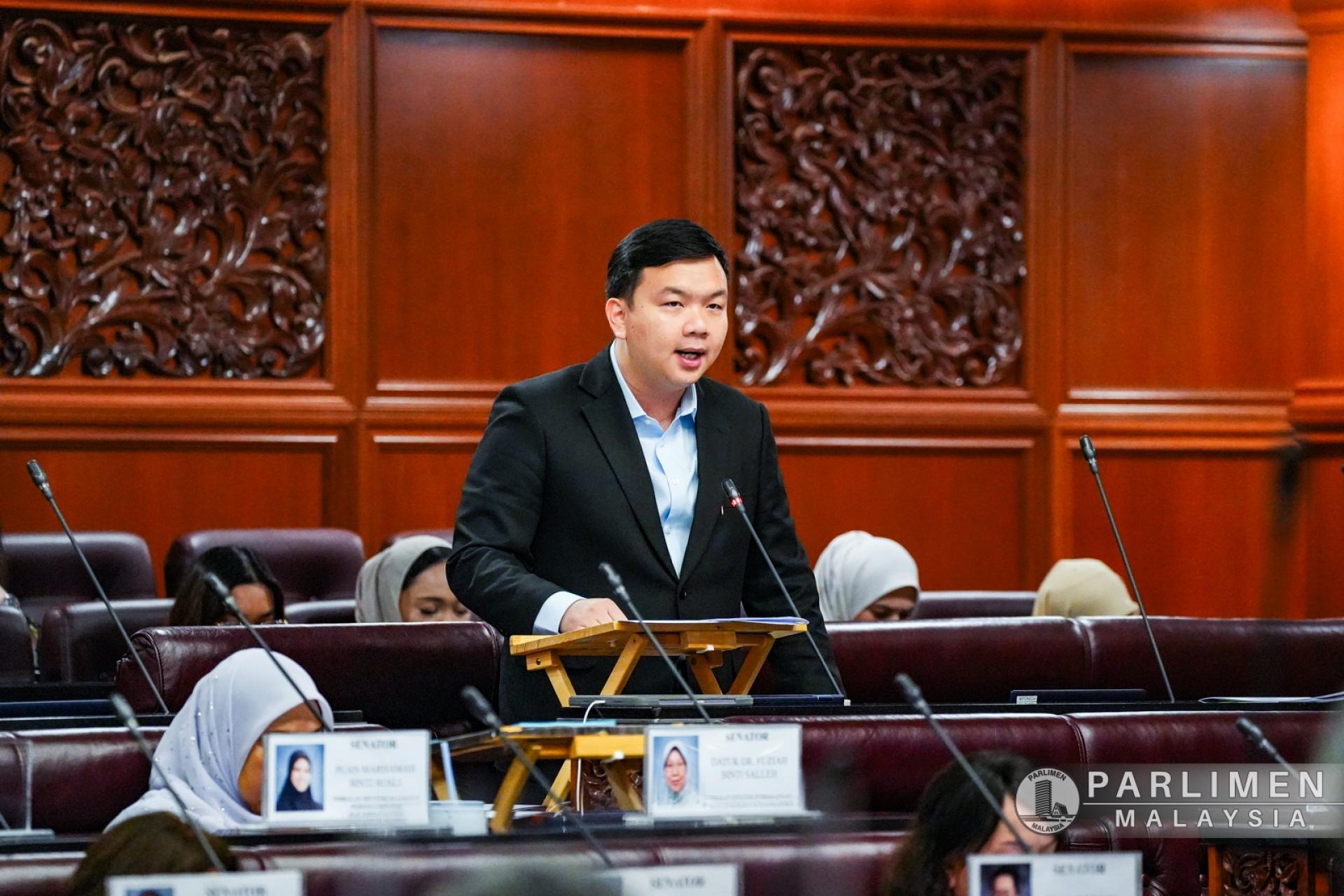 赵俊文在国会上议院回答有关“2026大马旅游年”的口头提问。