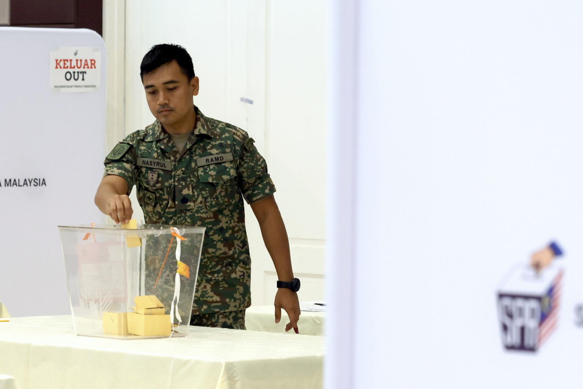 陆军人员周二一早在士根丁军营多用途礼堂提前投票中心，为第16届森美兰州选举提前投票，履行公民责任。